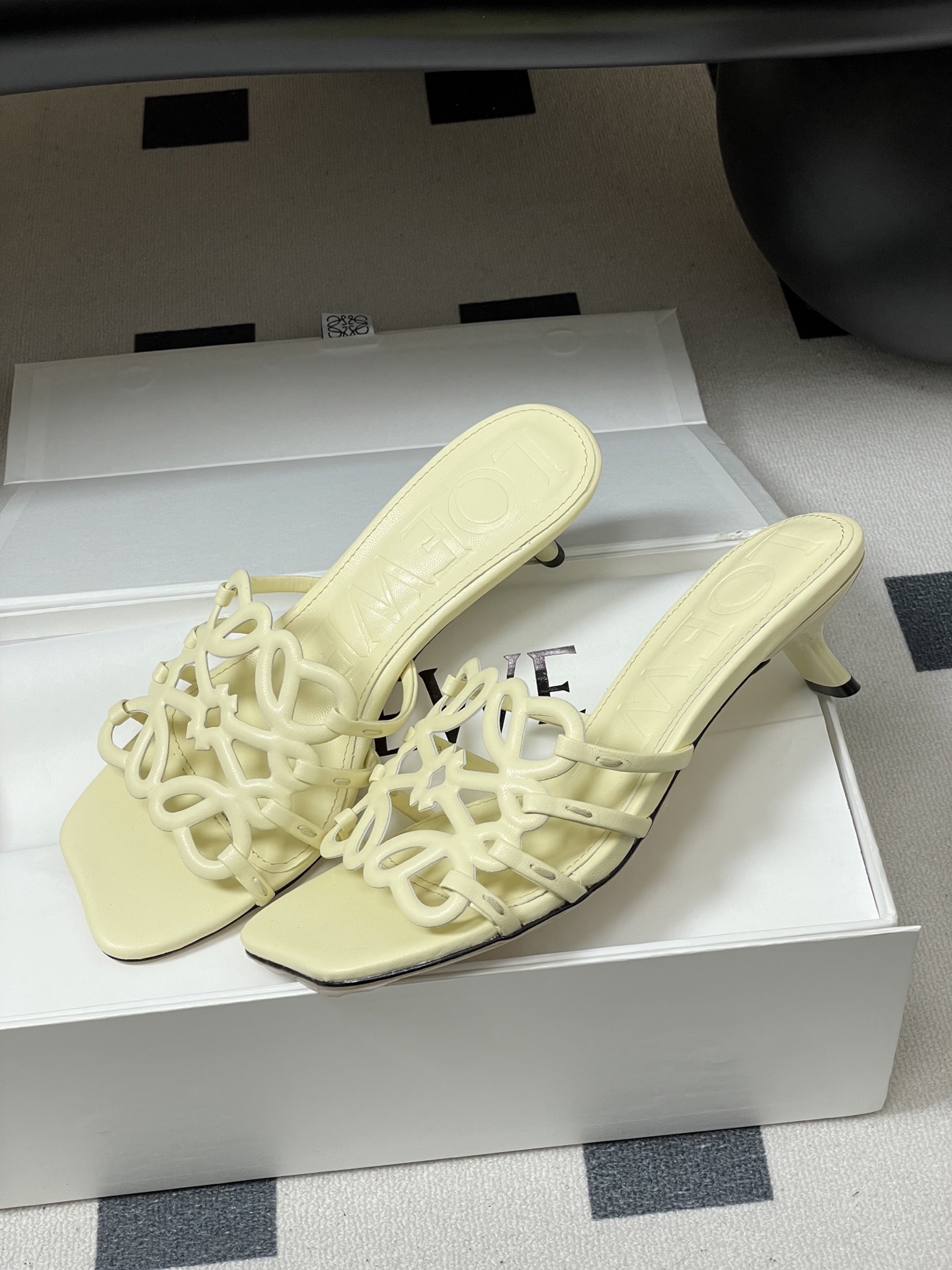 -LOEWE 罗意威 26ss 春夏新款 个性编织镂空高跟拖鞋 小猫跟凉拖鞋疯狂种草简约设计感觉更干净优