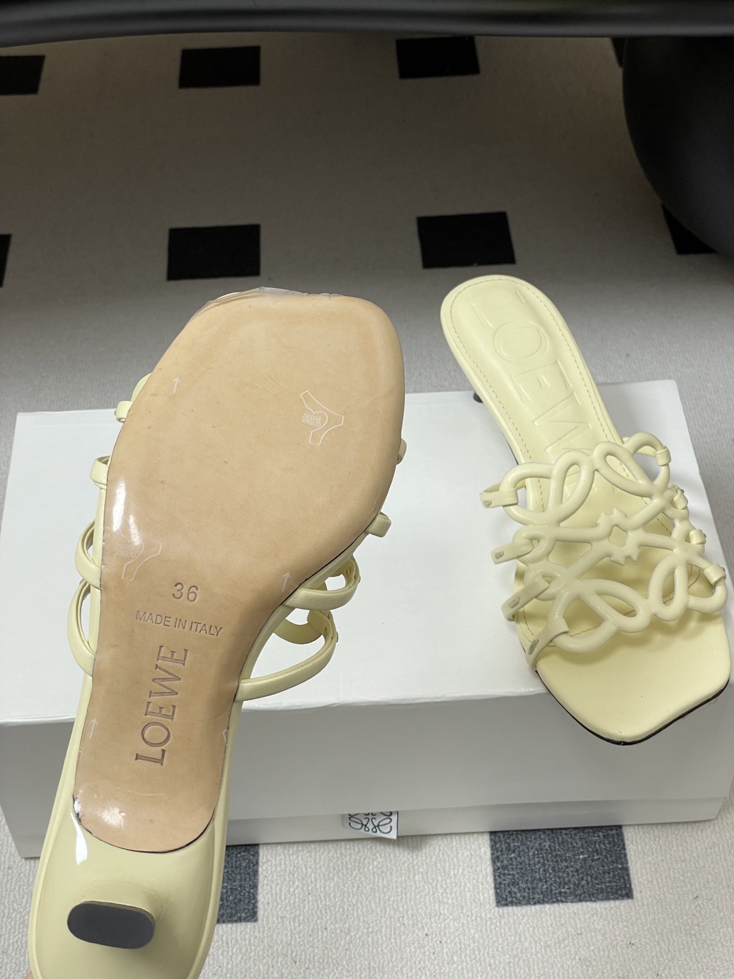 -LOEWE 罗意威 26ss 春夏新款 个性编织镂空高跟拖鞋 小猫跟凉拖鞋疯狂种草简约设计感觉更干净优