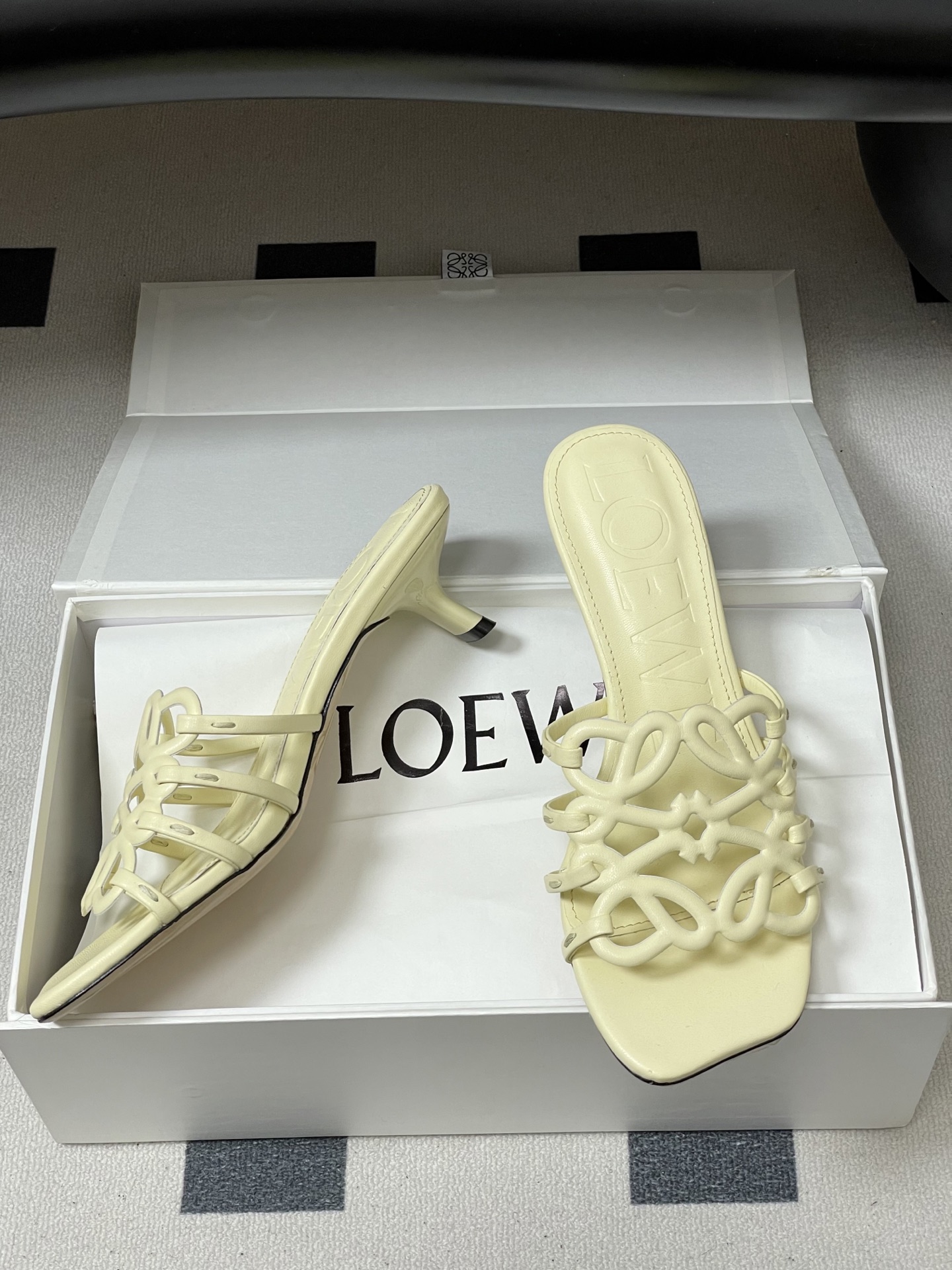 -LOEWE 罗意威 26ss 春夏新款 个性编织镂空高跟拖鞋 小猫跟凉拖鞋疯狂种草简约设计感觉更干净优