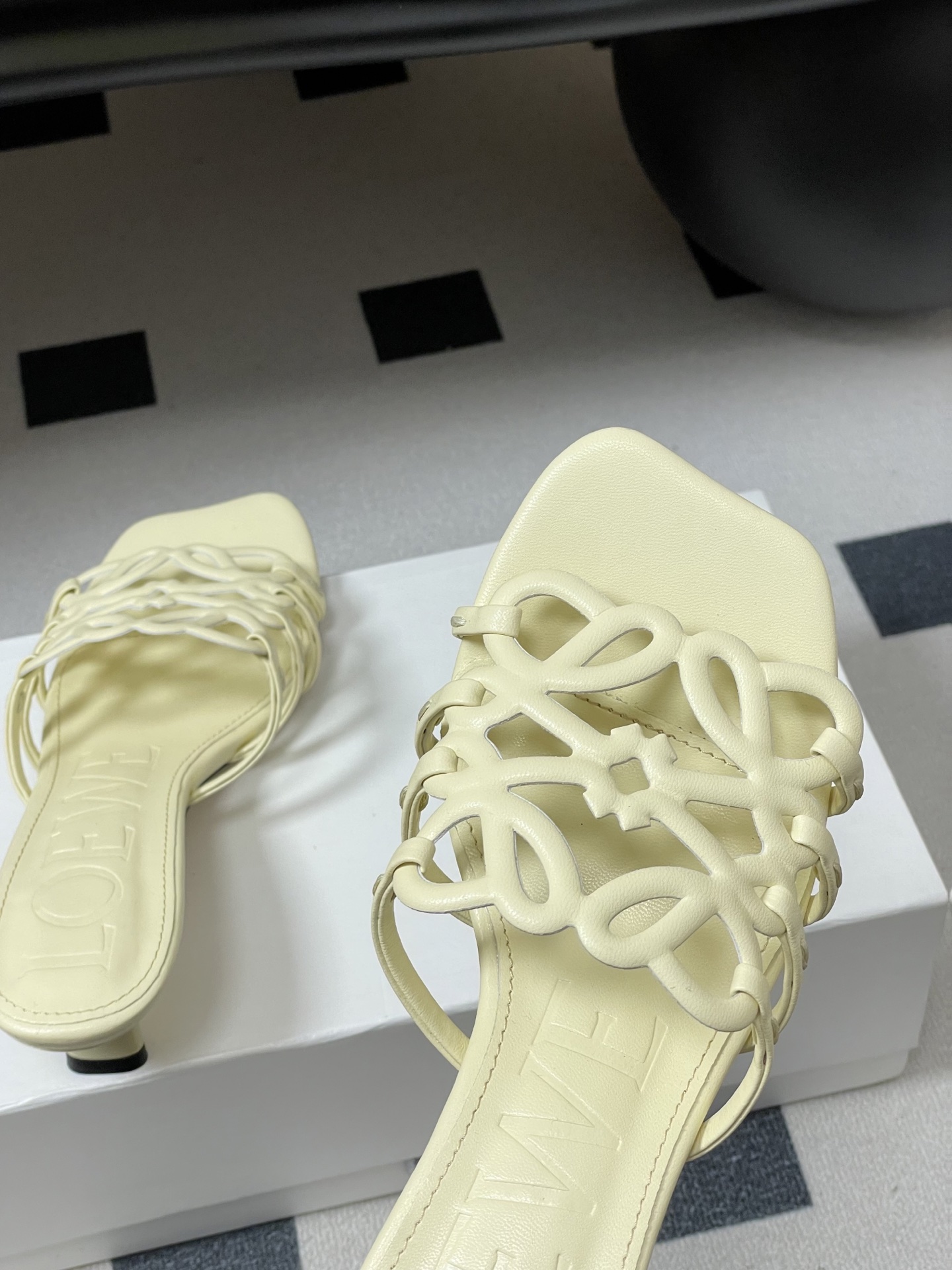 -LOEWE 罗意威 26ss 春夏新款 个性编织镂空高跟拖鞋 小猫跟凉拖鞋疯狂种草简约设计感觉更干净优