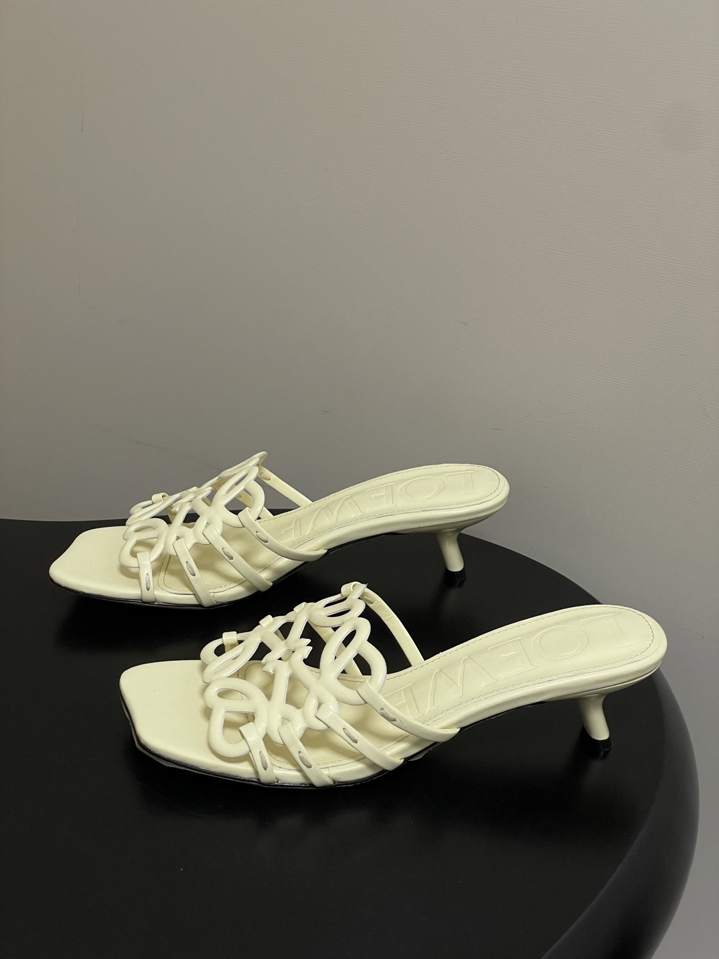 -LOEWE 罗意威 26ss 春夏新款 个性编织镂空高跟拖鞋 小猫跟凉拖鞋疯狂种草简约设计感觉更干净优