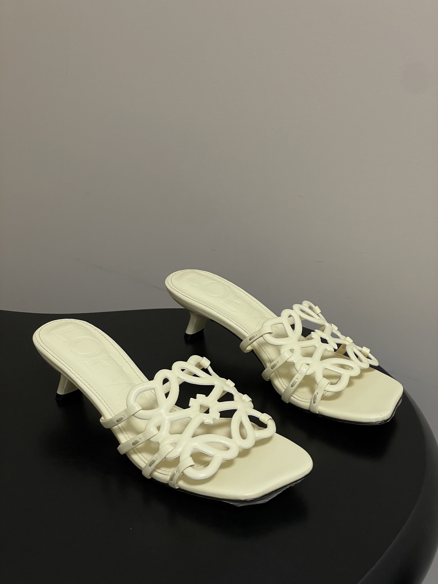 -LOEWE 罗意威 26ss 春夏新款 个性编织镂空高跟拖鞋 小猫跟凉拖鞋疯狂种草简约设计感觉更干净优