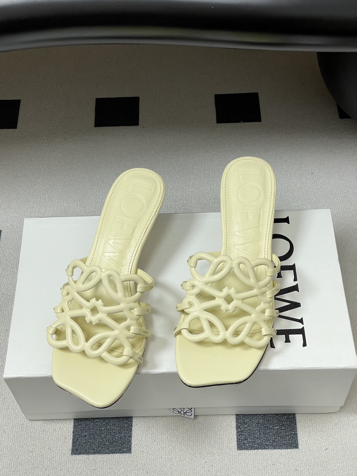 -LOEWE 罗意威 26ss 春夏新款 个性编织镂空高跟拖鞋 小猫跟凉拖鞋疯狂种草简约设计感觉更干净优