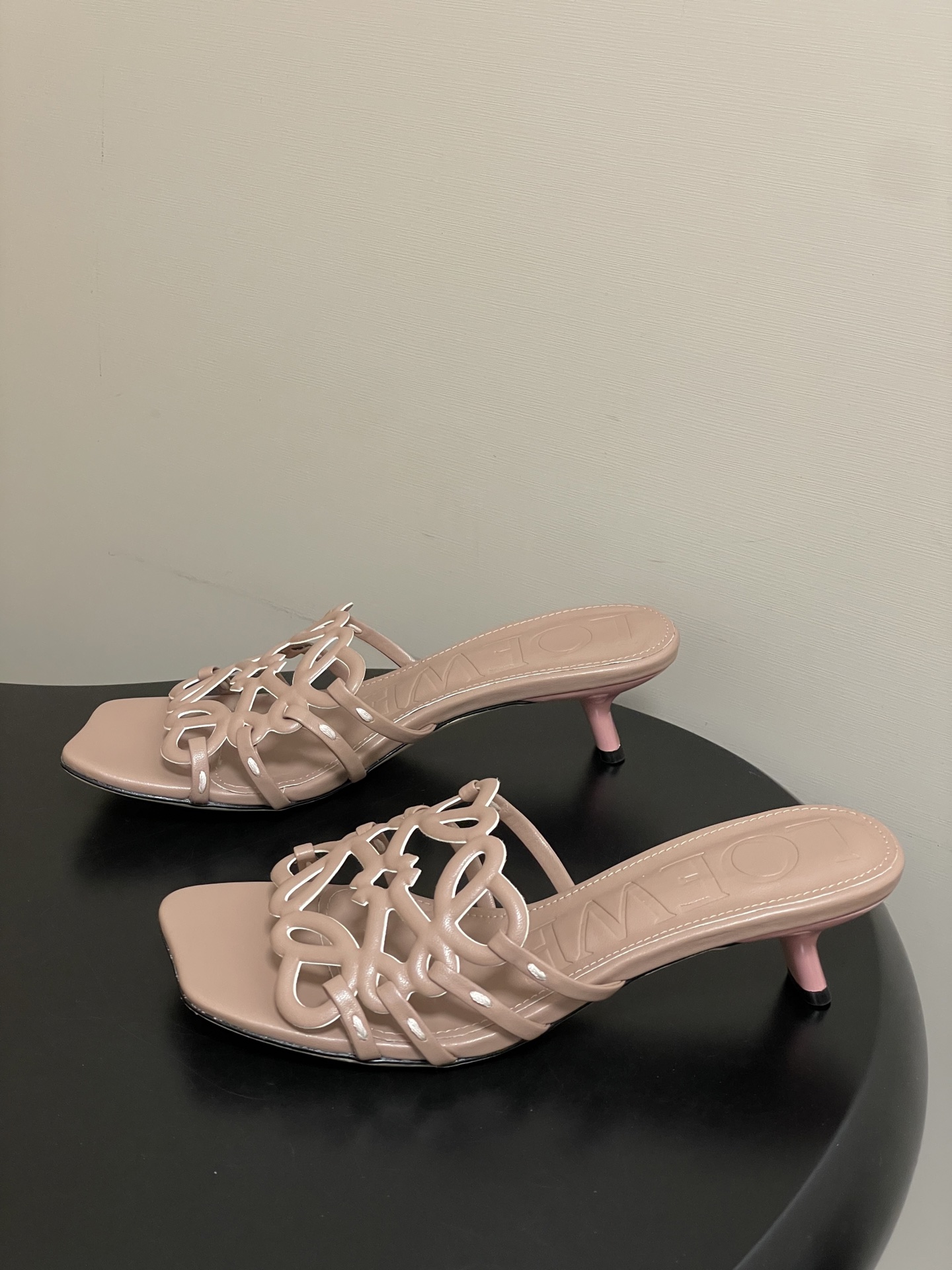 -LOEWE 罗意威 26ss 春夏新款 个性编织镂空高跟拖鞋 小猫跟凉拖鞋疯狂种草简约设计感觉更干净优