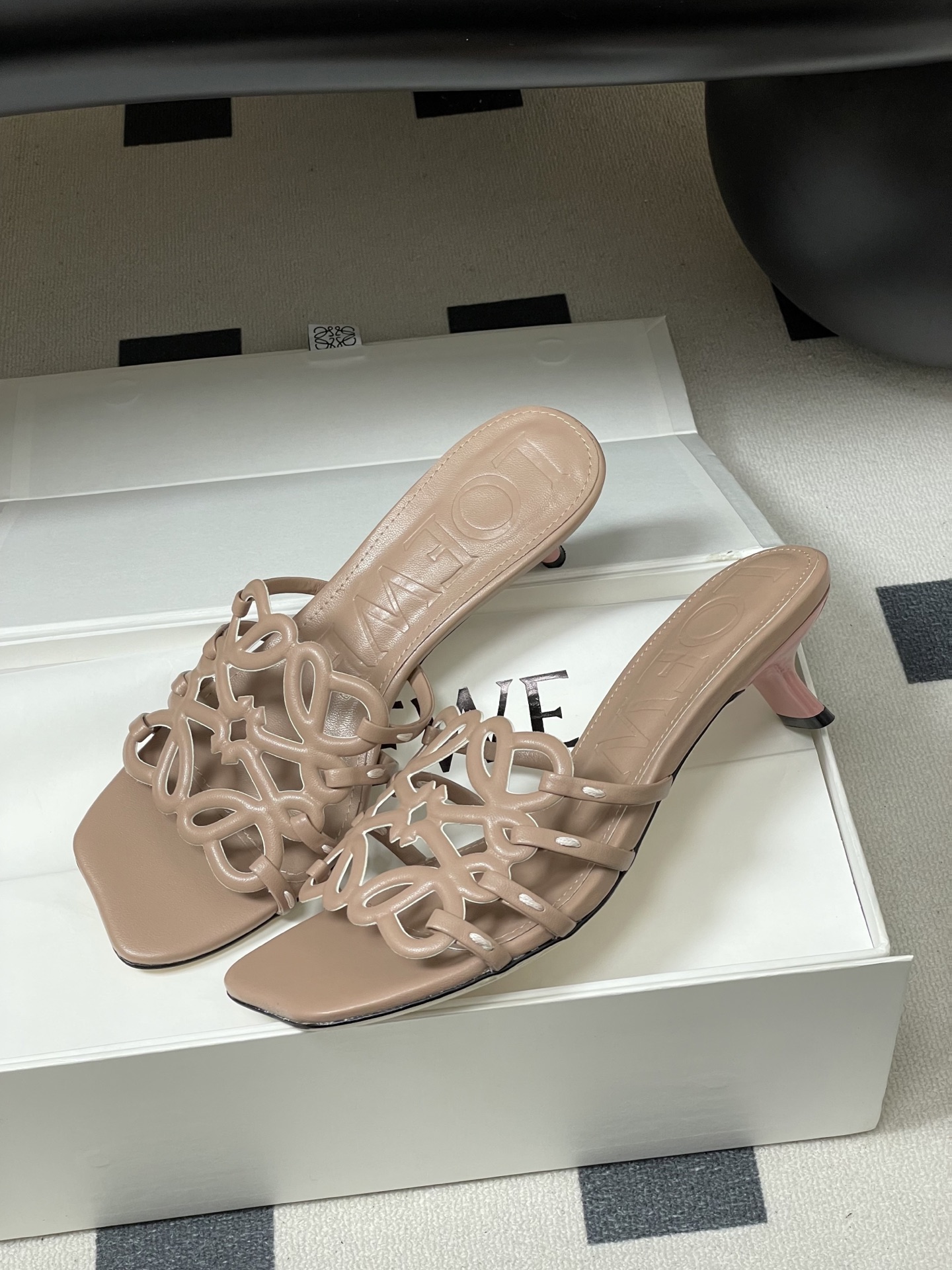 -LOEWE 罗意威 26ss 春夏新款 个性编织镂空高跟拖鞋 小猫跟凉拖鞋疯狂种草简约设计感觉更干净优