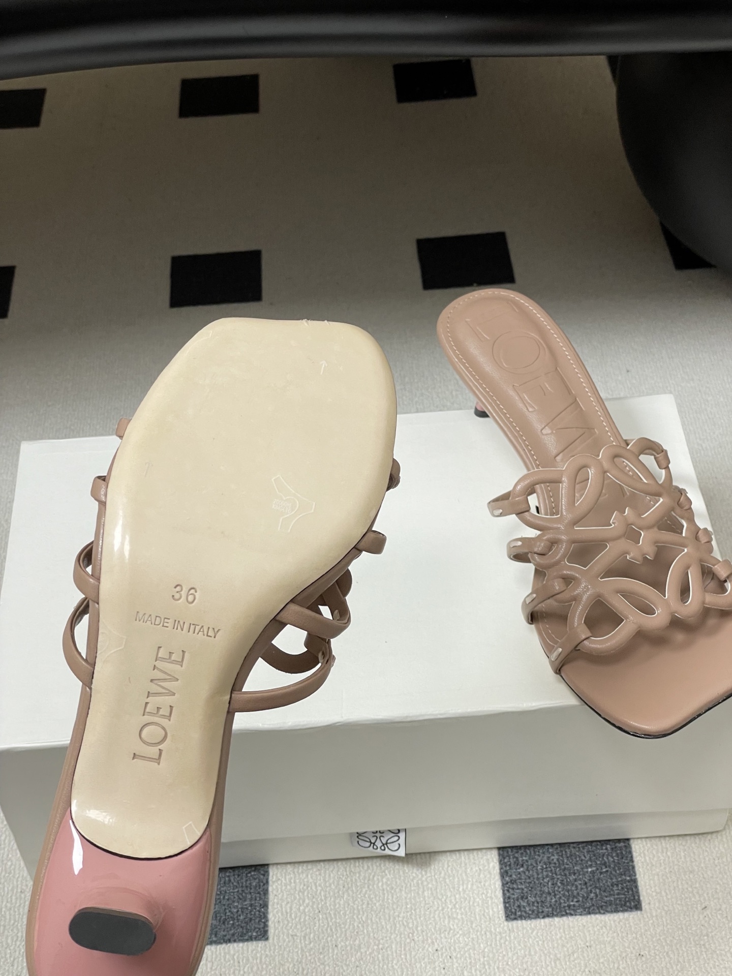 -LOEWE 罗意威 26ss 春夏新款 个性编织镂空高跟拖鞋 小猫跟凉拖鞋疯狂种草简约设计感觉更干净优