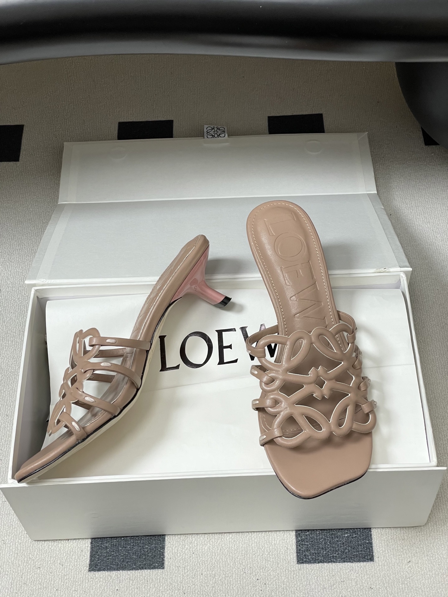 -LOEWE 罗意威 26ss 春夏新款 个性编织镂空高跟拖鞋 小猫跟凉拖鞋疯狂种草简约设计感觉更干净优