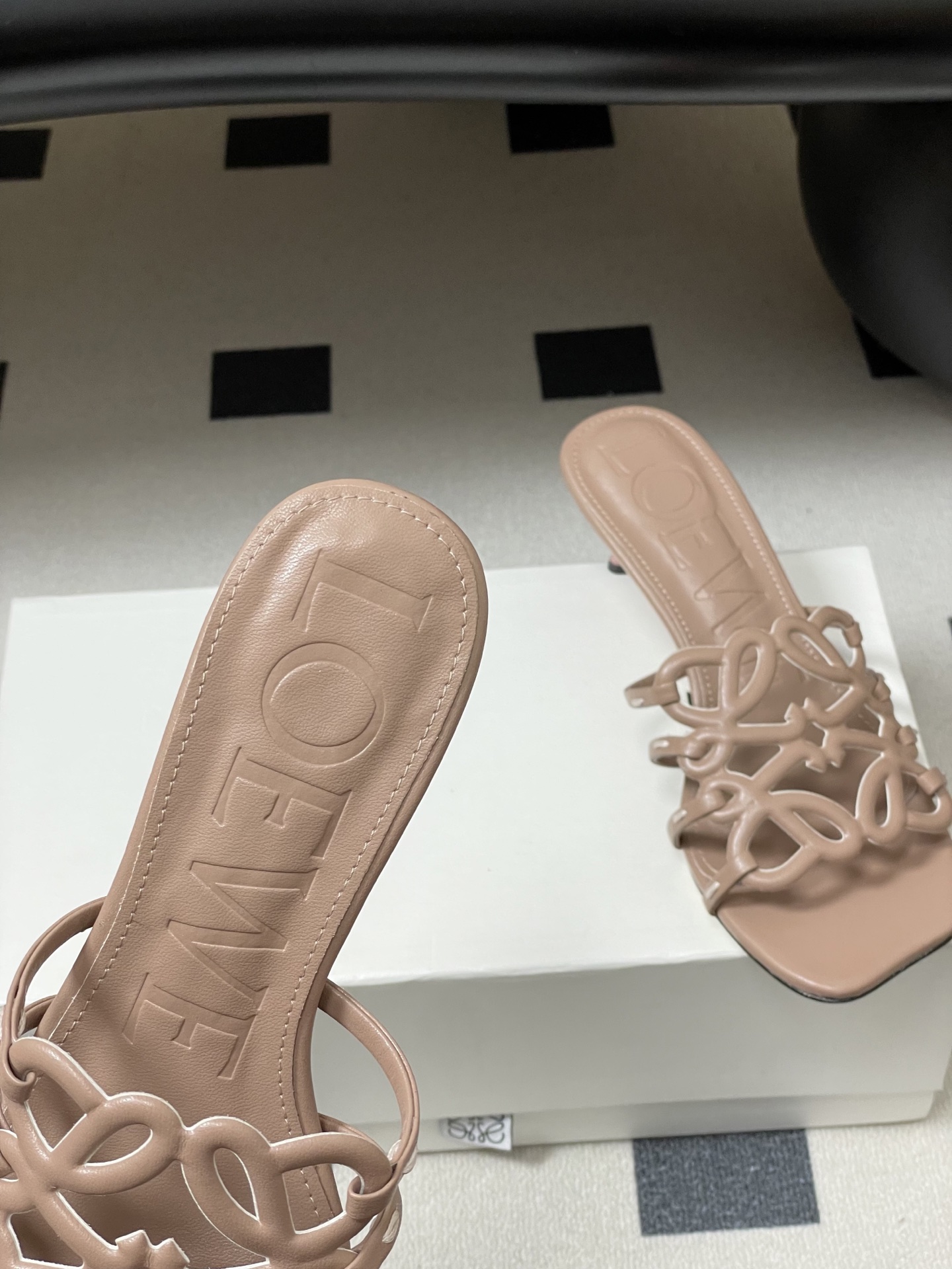 -LOEWE 罗意威 26ss 春夏新款 个性编织镂空高跟拖鞋 小猫跟凉拖鞋疯狂种草简约设计感觉更干净优