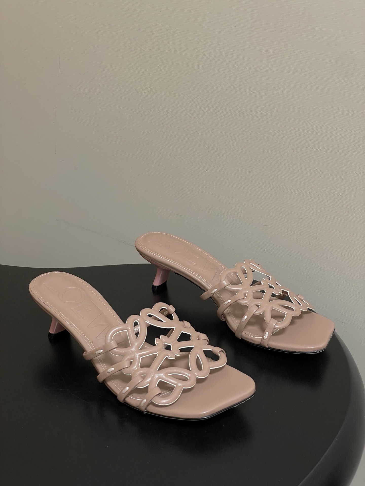 NO:749367,- LOEWE 26ss spring and summer new style, personalized woven hollow high-heeled slippers, kitten heel sandals, crazy grass simple design, which feels cleaner and more elegant, which will make you miss it. The color is also very attractive and beautiful, and it is full of temperament when you put it on your feet. It is invincibly handsome and stylish. The upper is made of cowhide print, the inner lining is sheepskin, the sole is Italian genuine leather, and the heel height is 4.5cm.  Size 35-39 (40.41.42 customized, non-refundable), slippers, loewe, loewe, slippers, cowhide, sheepskin, Leather soles19860909- LOEWE 罗意威 26ss 春夏新款 个性编织镂空高跟拖鞋 小猫跟凉拖鞋 疯狂种草简约设计感觉更干净优雅 让你念念不忘 颜色也很耐看漂亮,上脚瞬间气质十足气场,简直无敌帅气有型 鞋面采用牛皮印花 内里垫脚羊皮 鞋底意大利真皮大底 跟高4.5cm 码数35-39（40.41.42 定做不退换）,拖鞋,loewe,loewe,slippers,cowhide,sheepskin,Leather soles,Women's Shoes