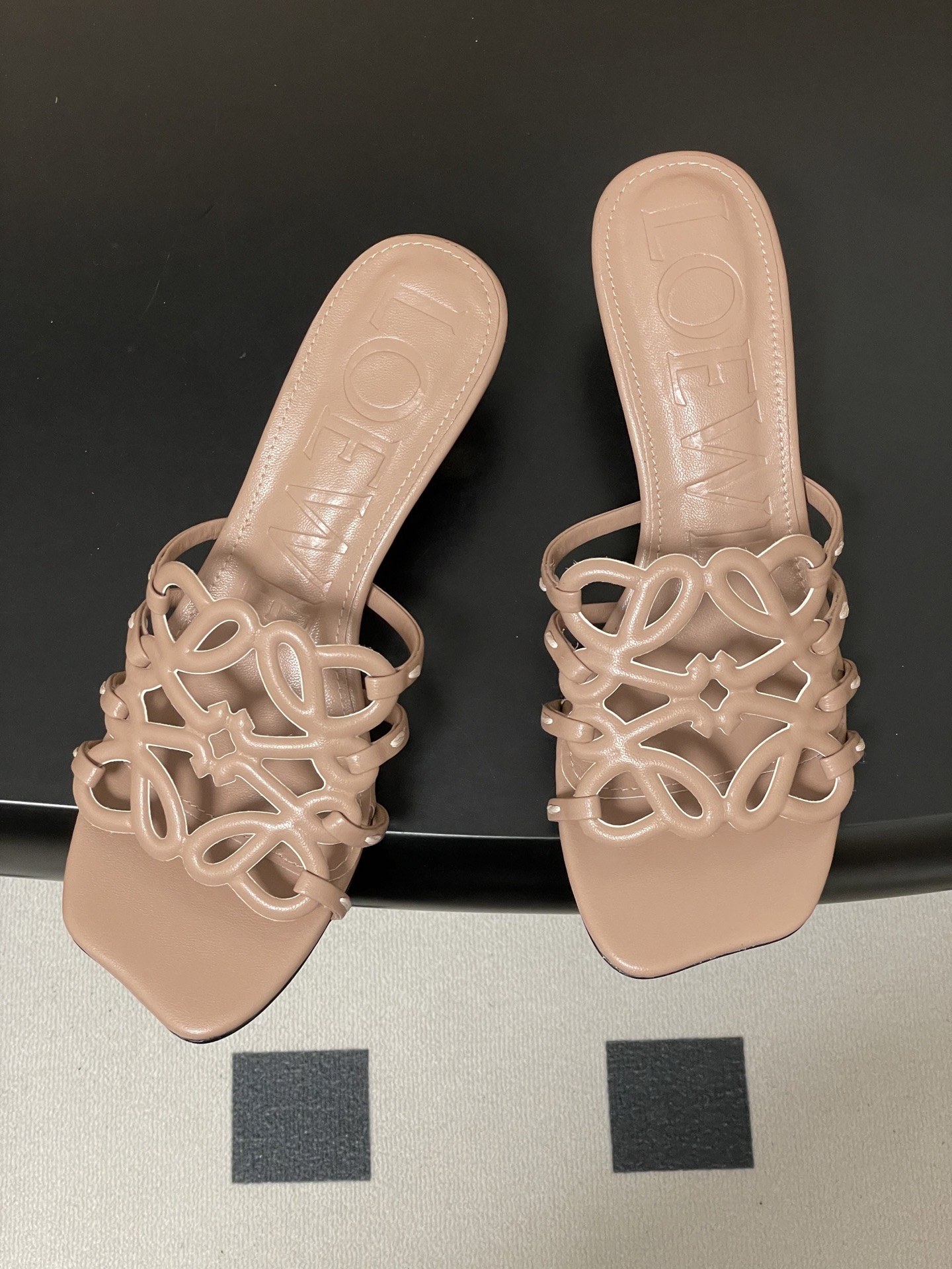 -LOEWE 罗意威 26ss 春夏新款 个性编织镂空高跟拖鞋 小猫跟凉拖鞋疯狂种草简约设计感觉更干净优