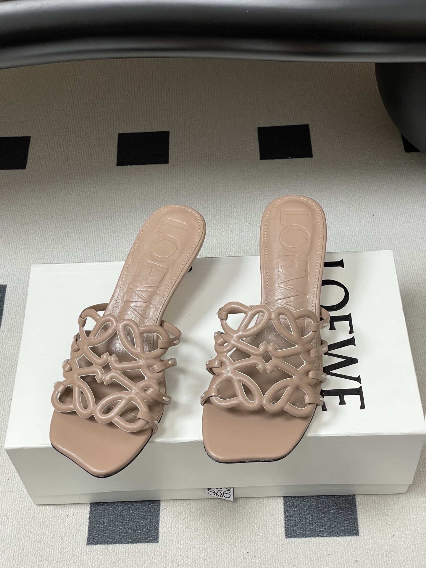 -LOEWE 罗意威 26ss 春夏新款 个性编织镂空高跟拖鞋 小猫跟凉拖鞋疯狂种草简约设计感觉更干净优