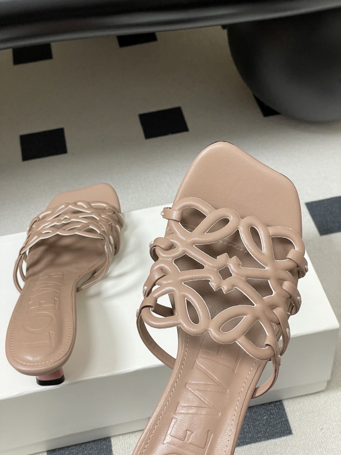 -LOEWE 罗意威 26ss 春夏新款 个性编织镂空高跟拖鞋 小猫跟凉拖鞋疯狂种草简约设计感觉更干净优