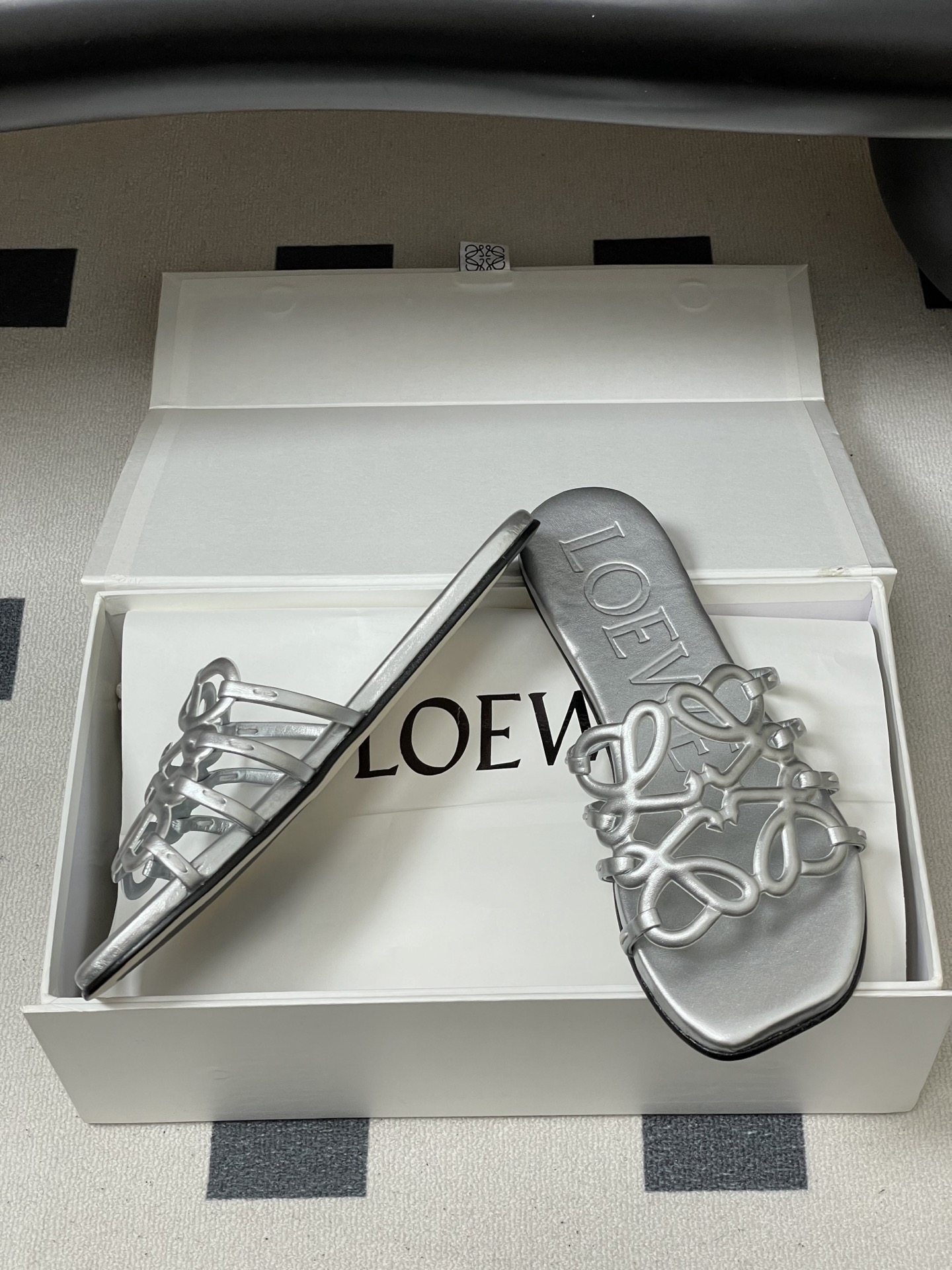 -LOEWE 罗意威 26ss 春夏新款 个性镂空拖鞋 平底凉拖鞋疯狂种草简约设计感觉更干净优雅让你念念