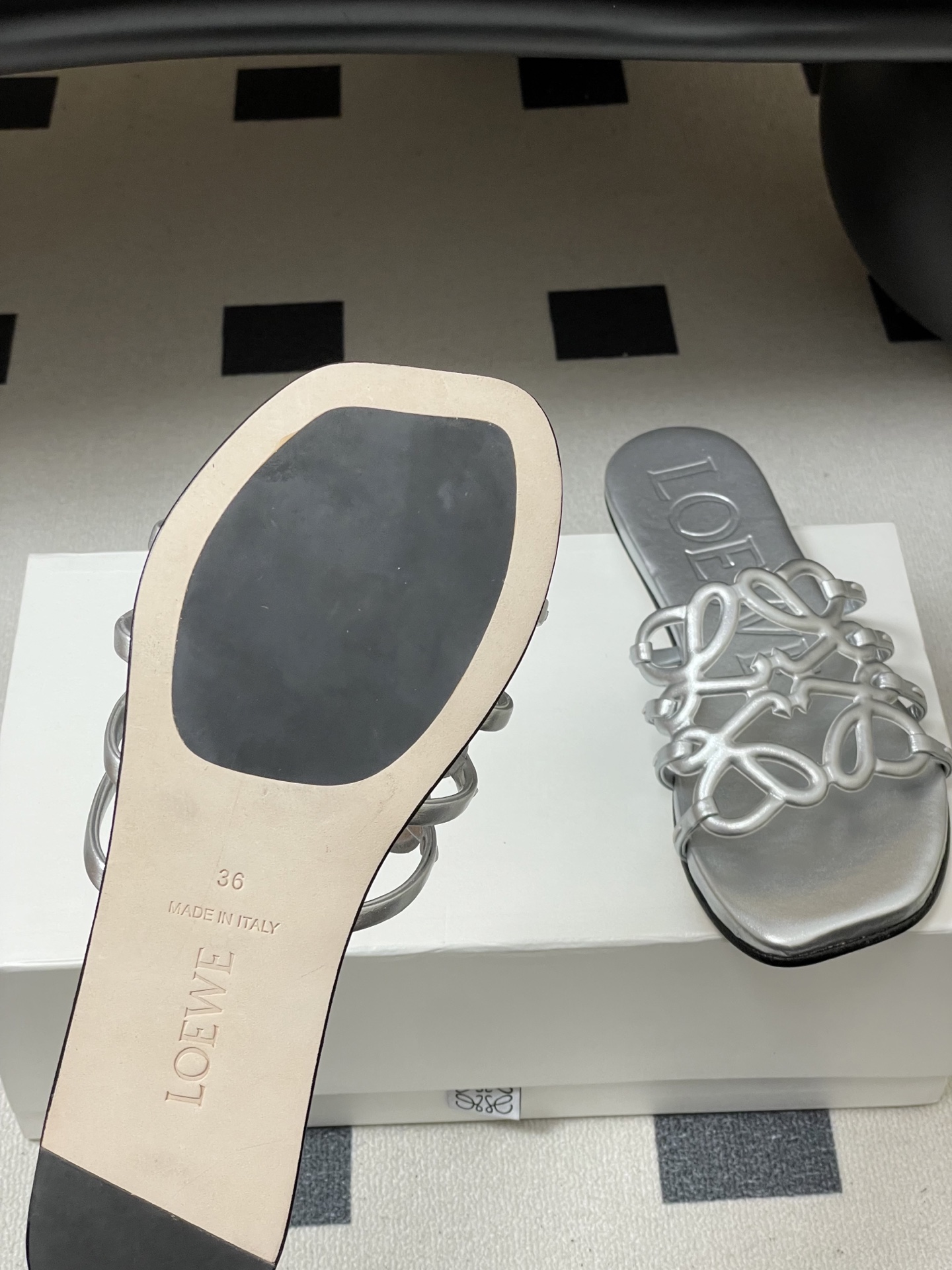 -LOEWE 罗意威 26ss 春夏新款 个性镂空拖鞋 平底凉拖鞋疯狂种草简约设计感觉更干净优雅让你念念