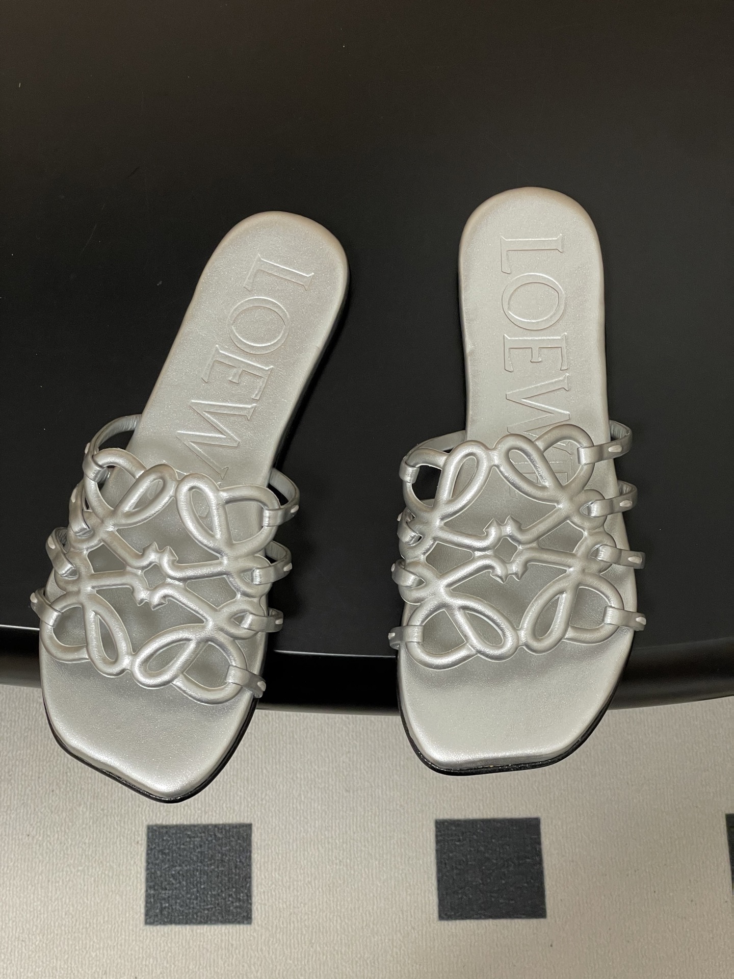 -LOEWE 罗意威 26ss 春夏新款 个性镂空拖鞋 平底凉拖鞋疯狂种草简约设计感觉更干净优雅让你念念