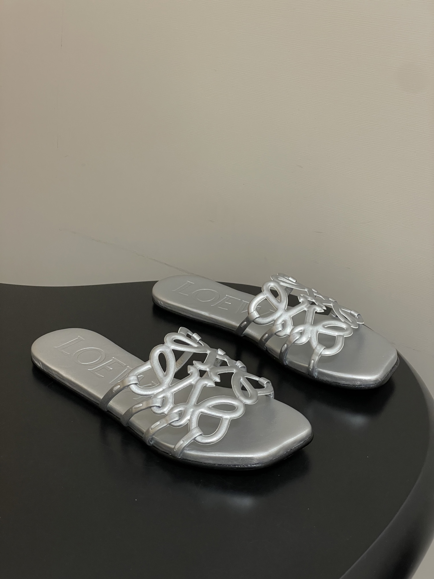 -LOEWE 罗意威 26ss 春夏新款 个性镂空拖鞋 平底凉拖鞋疯狂种草简约设计感觉更干净优雅让你念念