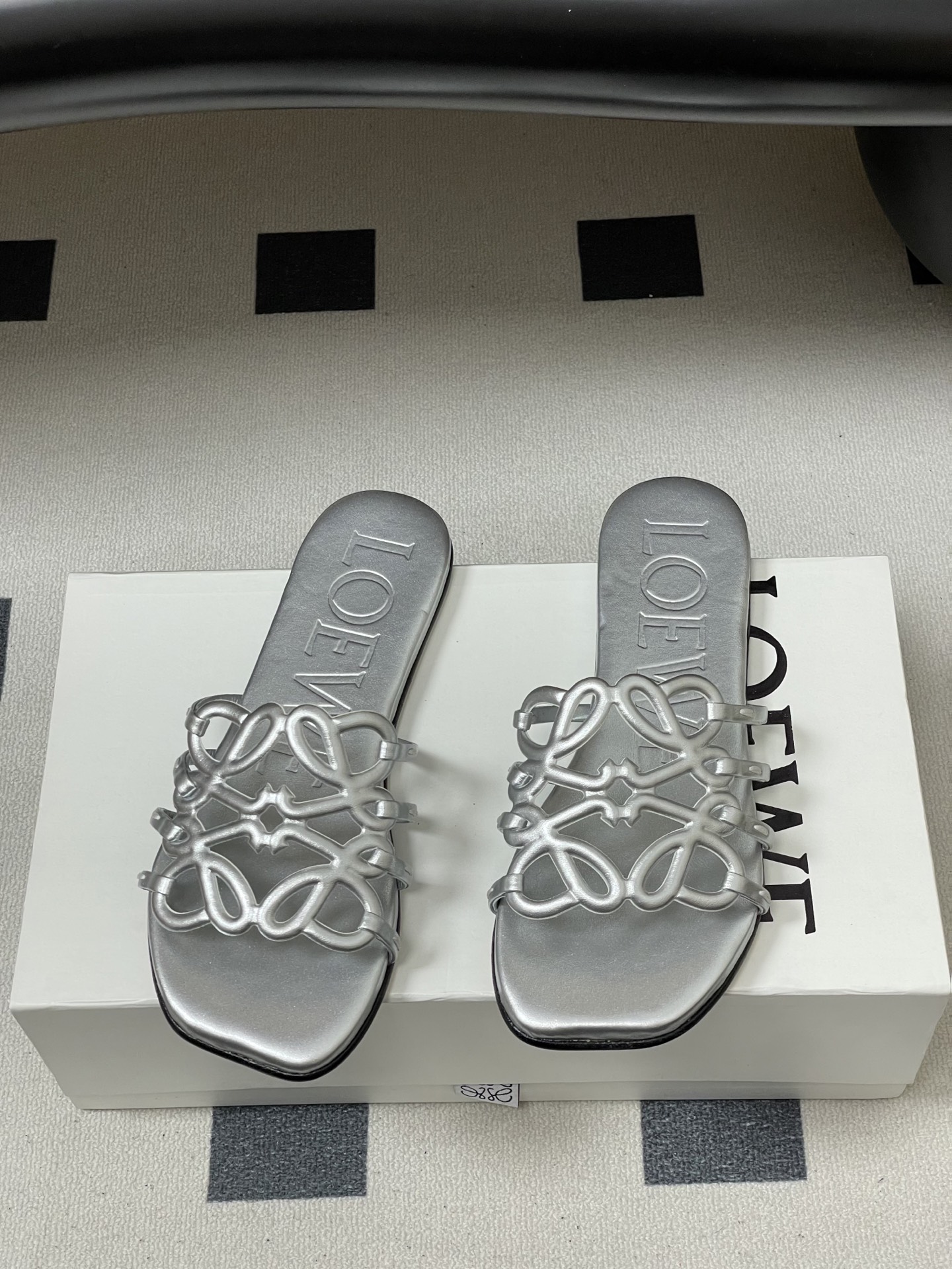 -LOEWE 罗意威 26ss 春夏新款 个性镂空拖鞋 平底凉拖鞋疯狂种草简约设计感觉更干净优雅让你念念