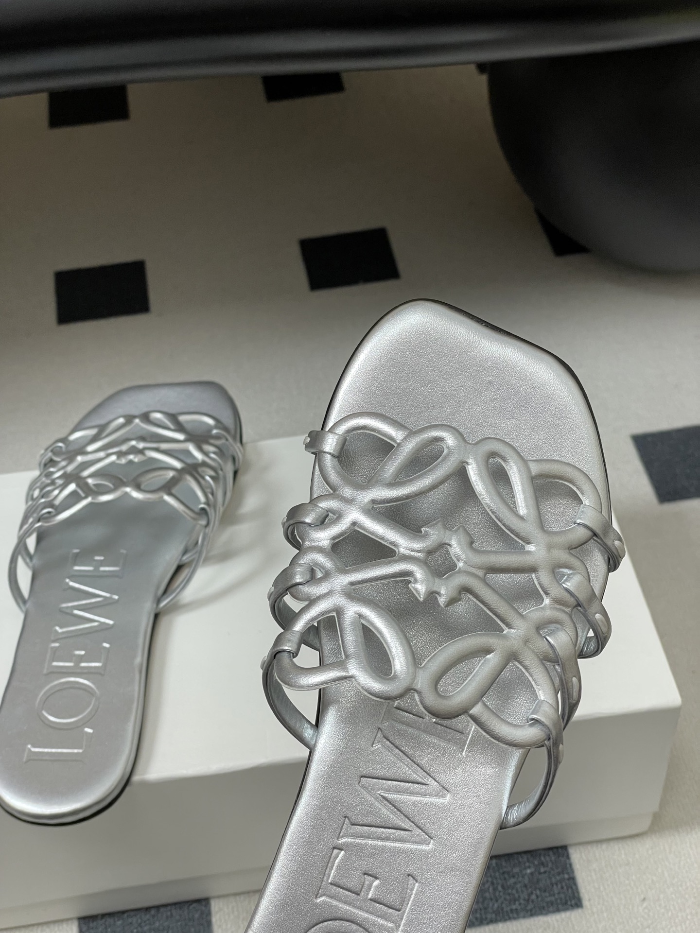 -LOEWE 罗意威 26ss 春夏新款 个性镂空拖鞋 平底凉拖鞋疯狂种草简约设计感觉更干净优雅让你念念