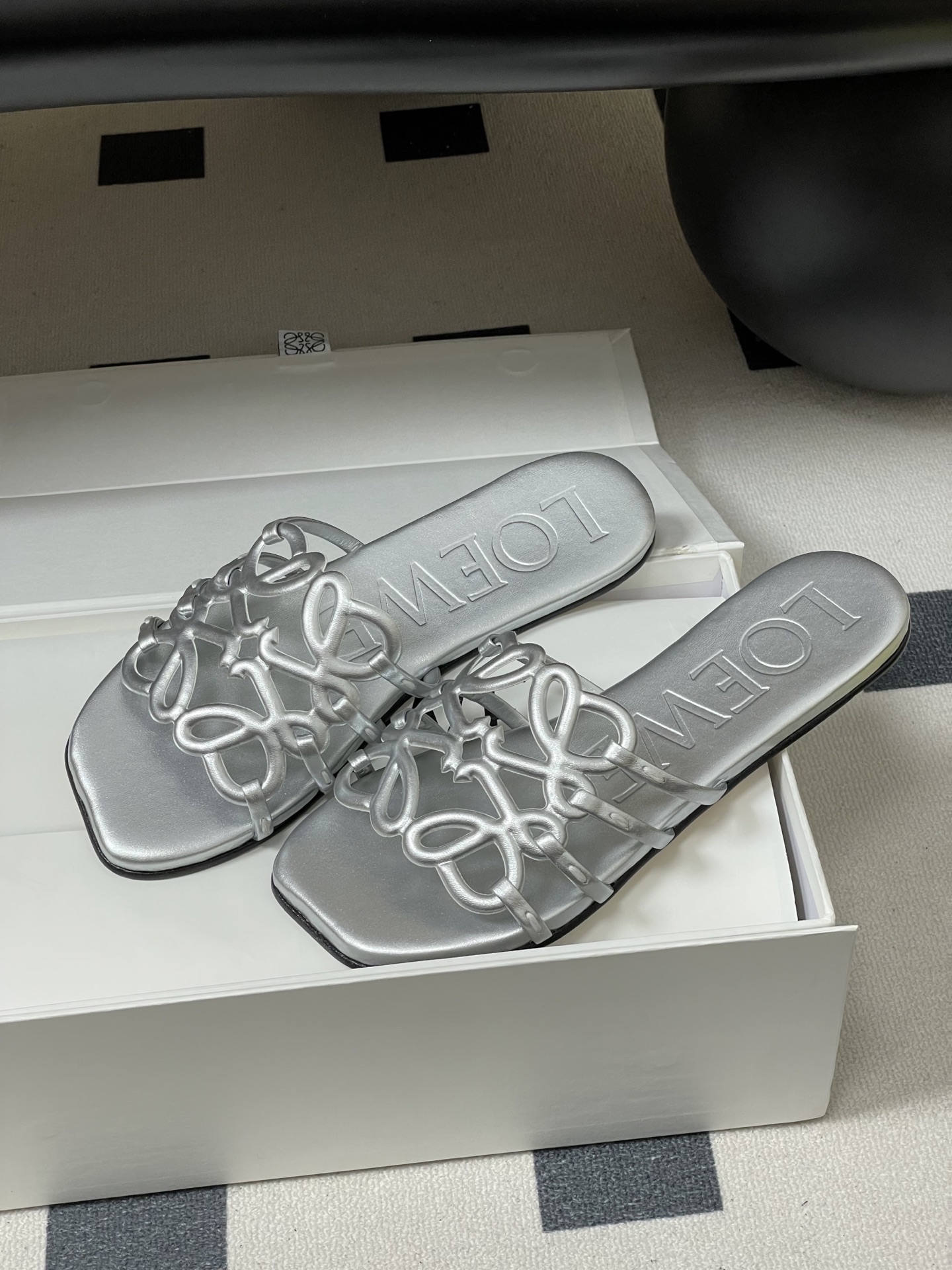 -LOEWE 罗意威 26ss 春夏新款 个性镂空拖鞋 平底凉拖鞋疯狂种草简约设计感觉更干净优雅让你念念