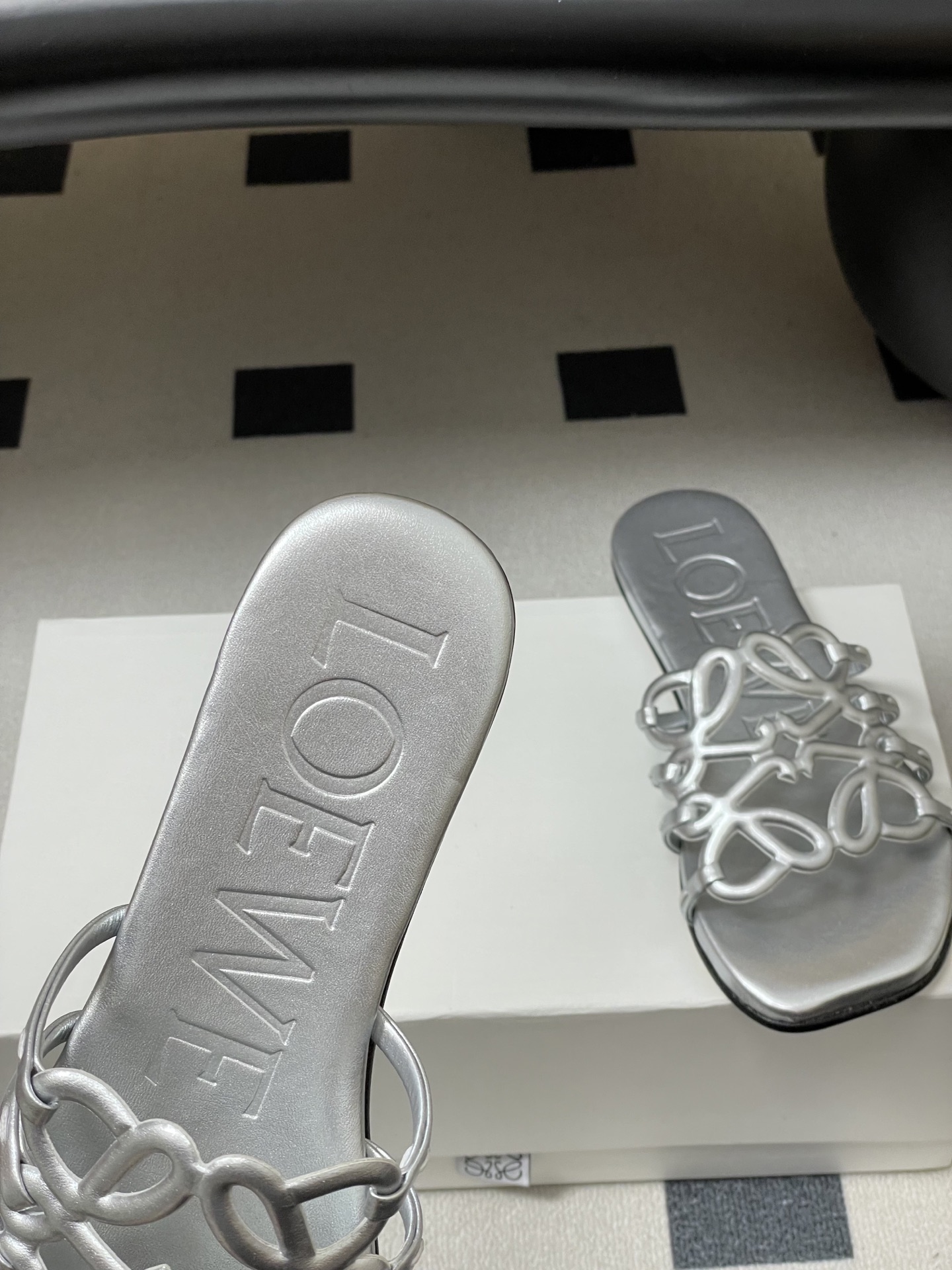 -LOEWE 罗意威 26ss 春夏新款 个性镂空拖鞋 平底凉拖鞋疯狂种草简约设计感觉更干净优雅让你念念