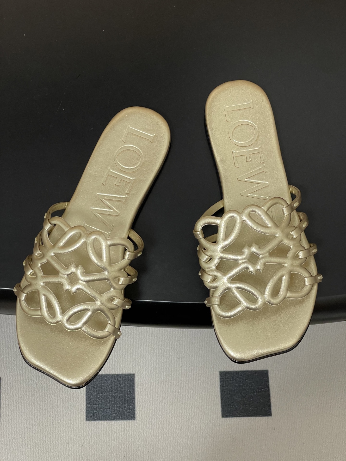 -LOEWE 罗意威 26ss 春夏新款 个性镂空拖鞋 平底凉拖鞋疯狂种草简约设计感觉更干净优雅让你念念