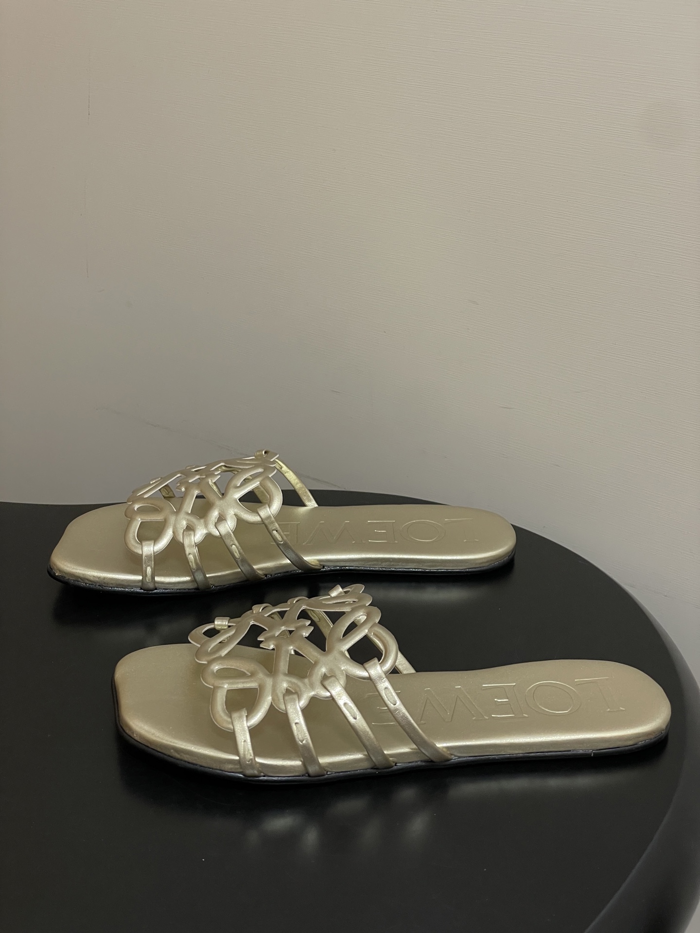 -LOEWE 罗意威 26ss 春夏新款 个性镂空拖鞋 平底凉拖鞋疯狂种草简约设计感觉更干净优雅让你念念