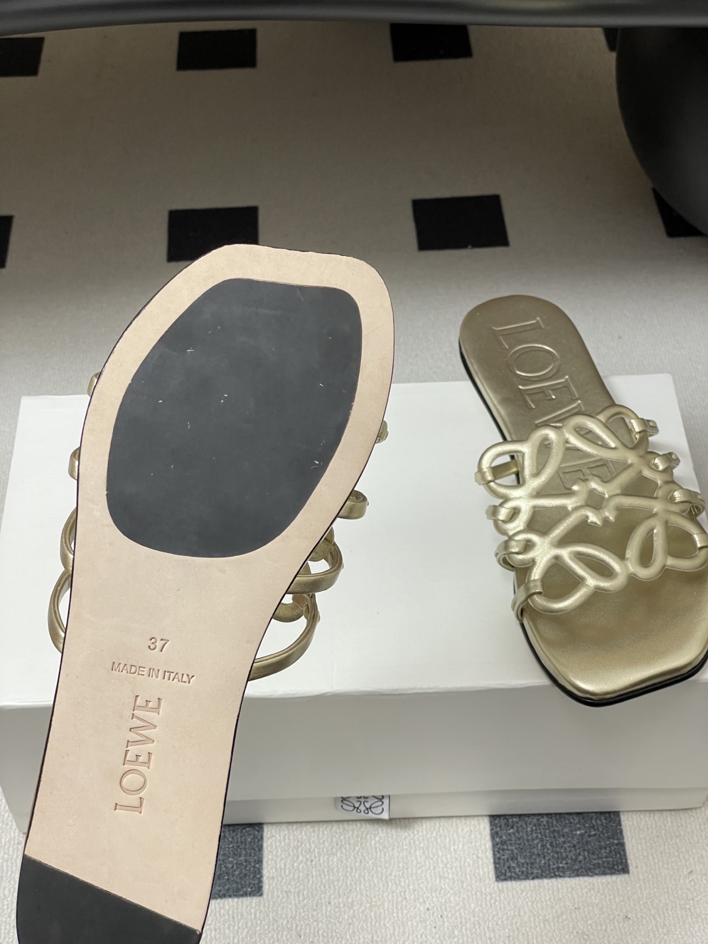 -LOEWE 罗意威 26ss 春夏新款 个性镂空拖鞋 平底凉拖鞋疯狂种草简约设计感觉更干净优雅让你念念