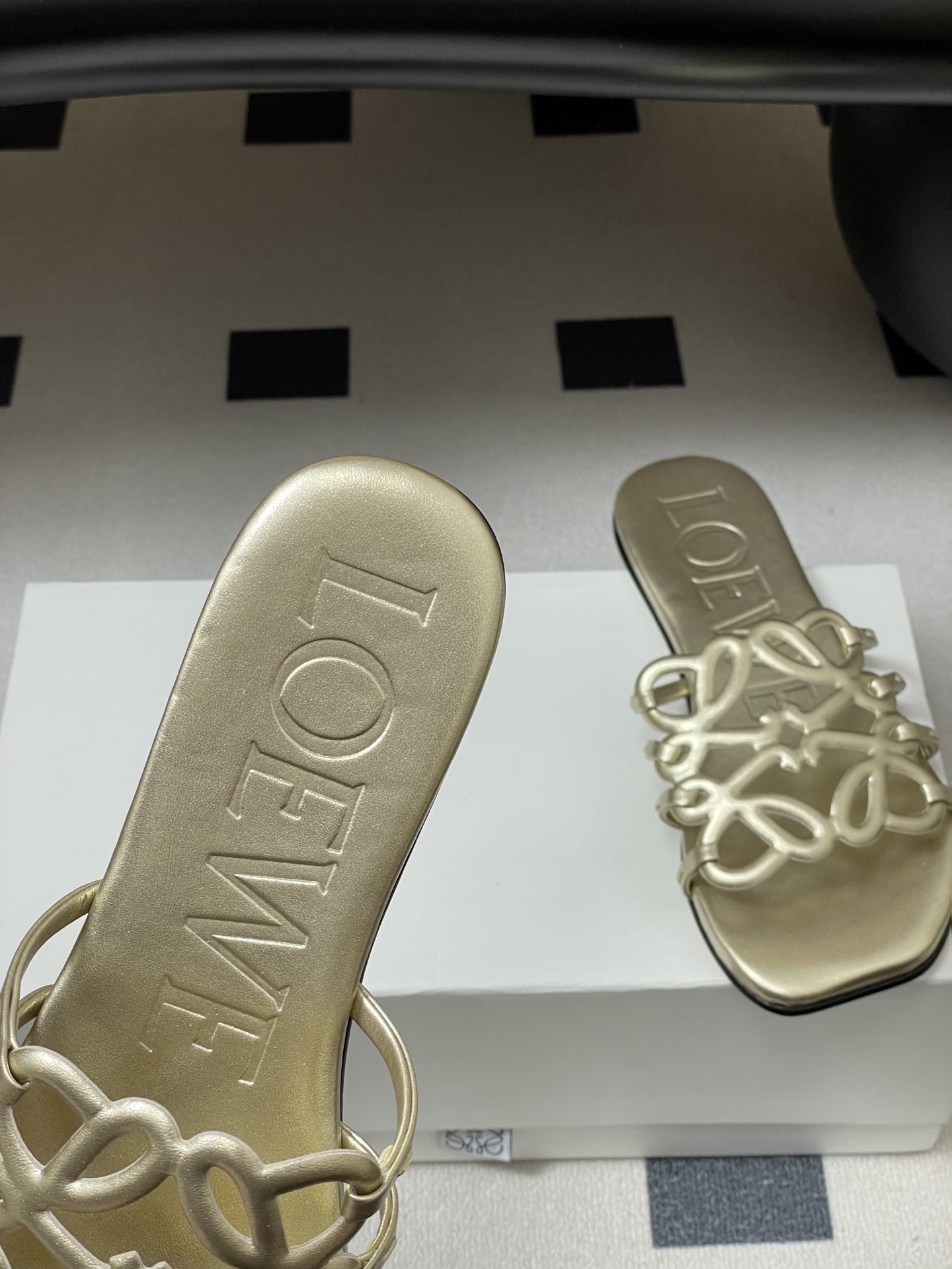 -LOEWE 罗意威 26ss 春夏新款 个性镂空拖鞋 平底凉拖鞋疯狂种草简约设计感觉更干净优雅让你念念