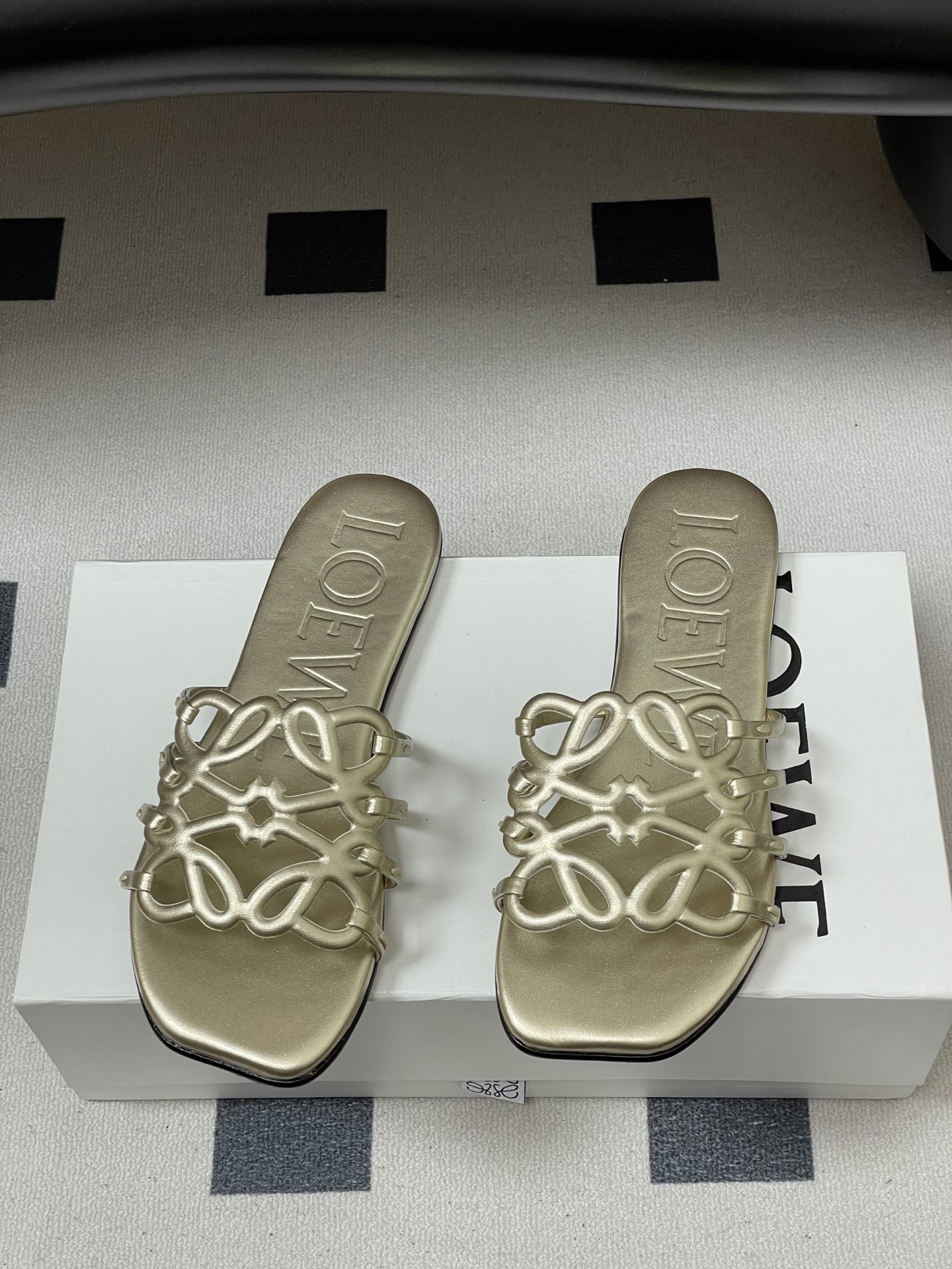 -LOEWE 罗意威 26ss 春夏新款 个性镂空拖鞋 平底凉拖鞋疯狂种草简约设计感觉更干净优雅让你念念