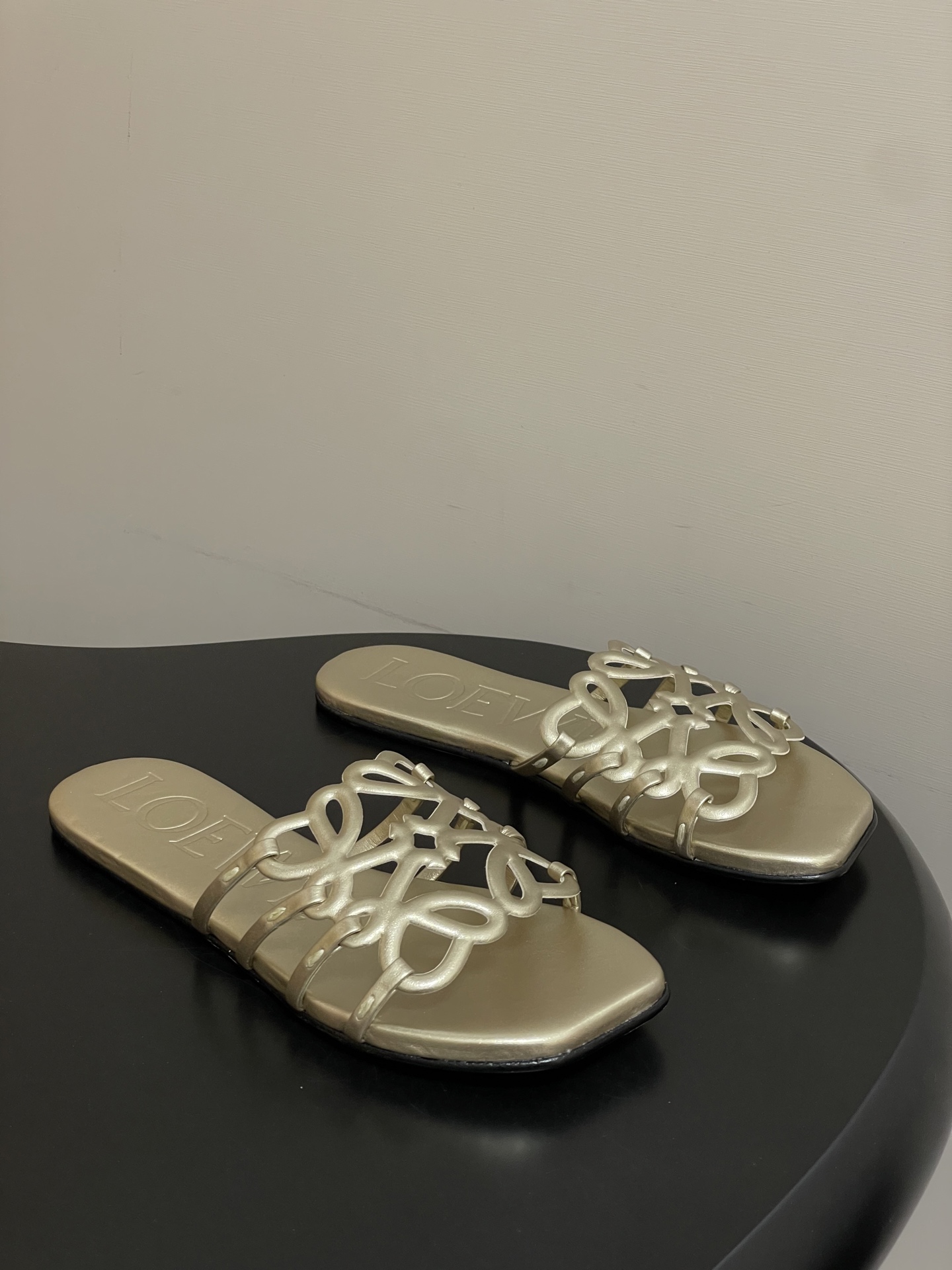 -LOEWE 罗意威 26ss 春夏新款 个性镂空拖鞋 平底凉拖鞋疯狂种草简约设计感觉更干净优雅让你念念