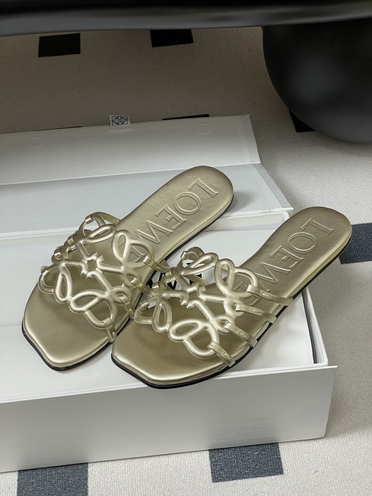 -LOEWE 罗意威 26ss 春夏新款 个性镂空拖鞋 平底凉拖鞋疯狂种草简约设计感觉更干净优雅让你念念