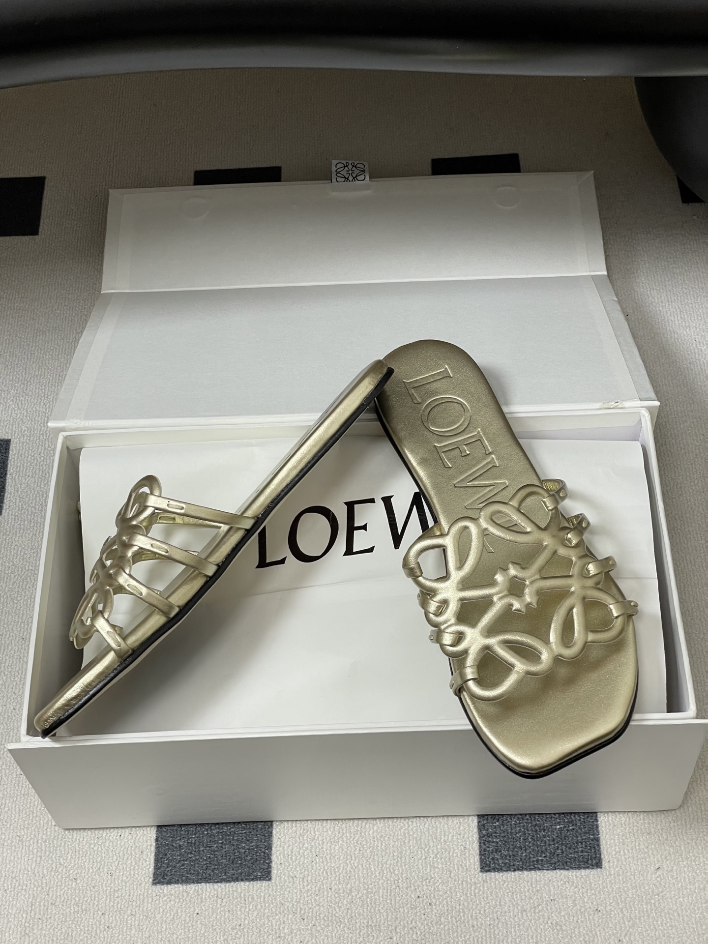 -LOEWE 罗意威 26ss 春夏新款 个性镂空拖鞋 平底凉拖鞋疯狂种草简约设计感觉更干净优雅让你念念