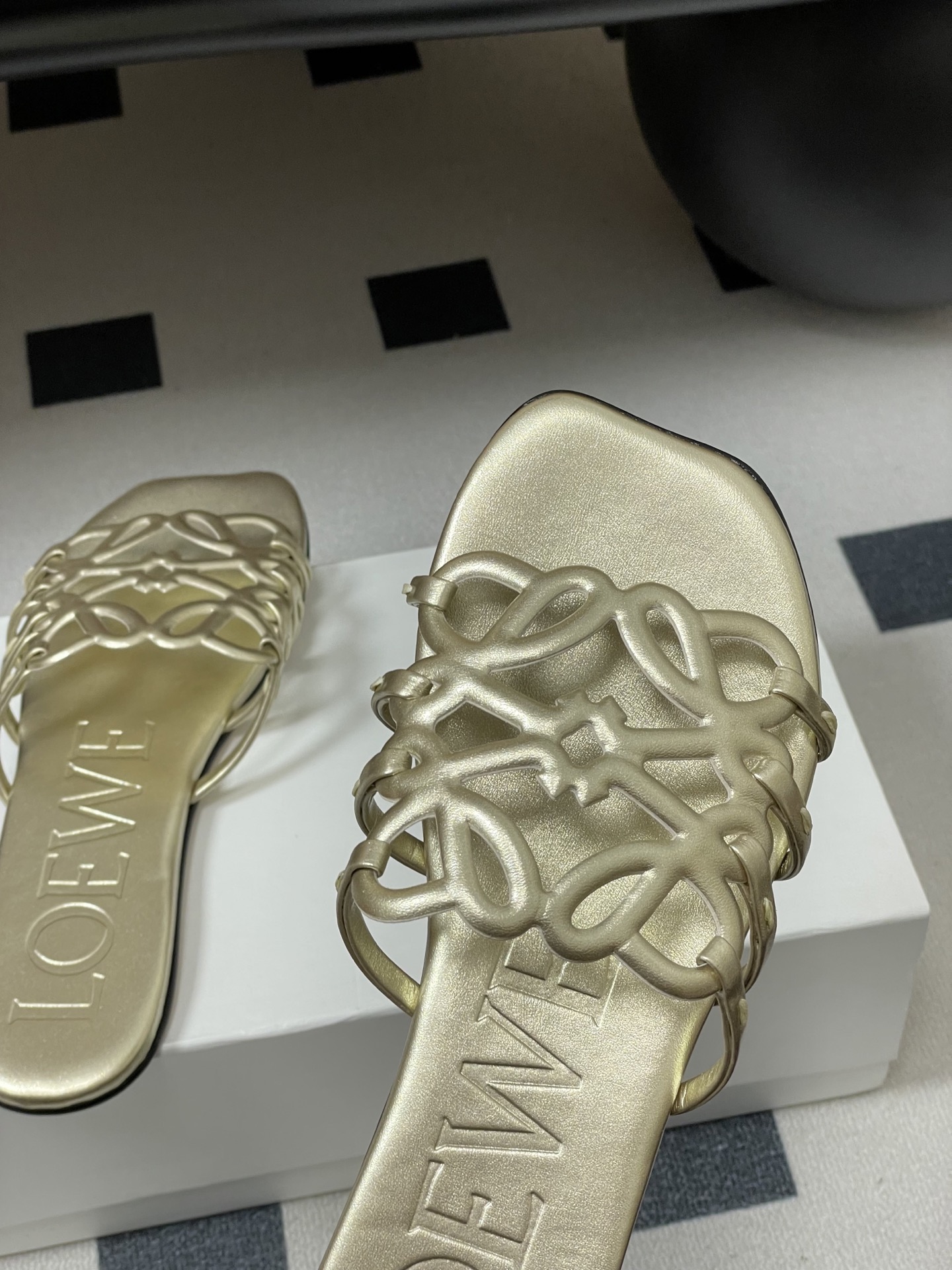 -LOEWE 罗意威 26ss 春夏新款 个性镂空拖鞋 平底凉拖鞋疯狂种草简约设计感觉更干净优雅让你念念