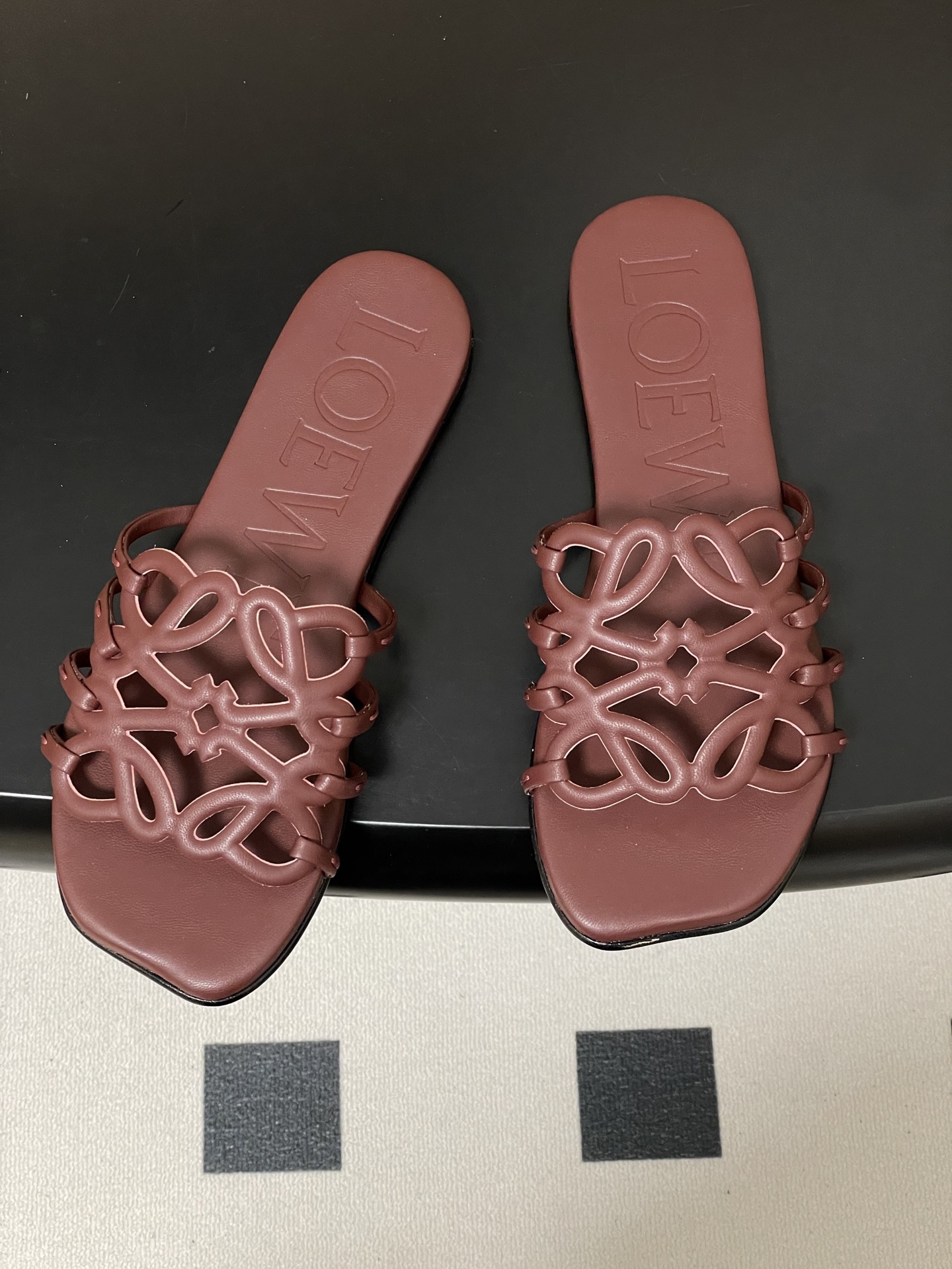 -LOEWE 罗意威 26ss 春夏新款 个性镂空拖鞋 平底凉拖鞋疯狂种草简约设计感觉更干净优雅让你念念