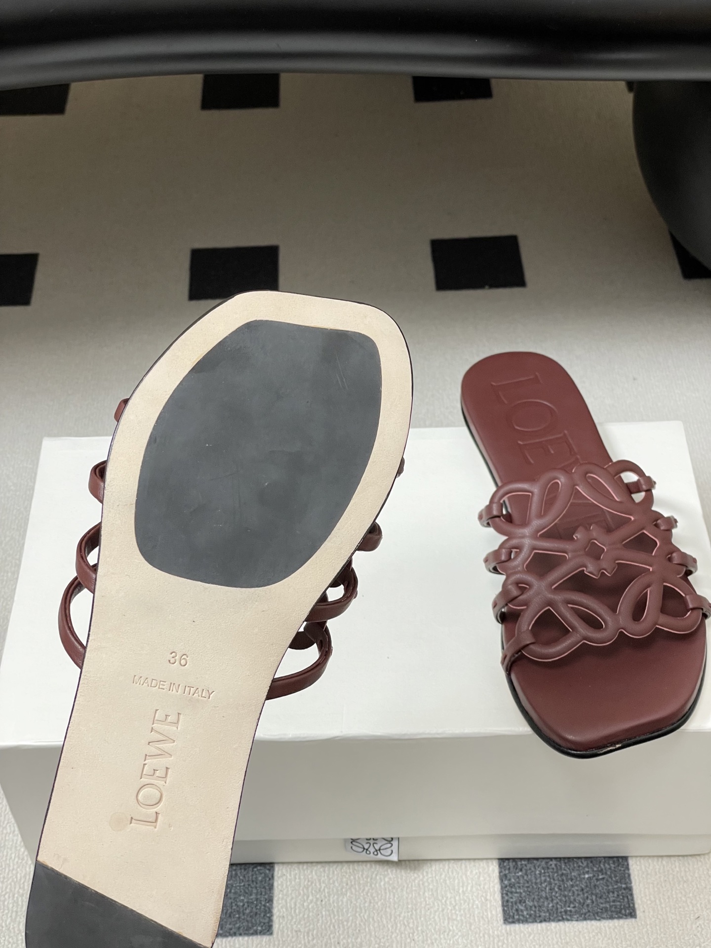 -LOEWE 罗意威 26ss 春夏新款 个性镂空拖鞋 平底凉拖鞋疯狂种草简约设计感觉更干净优雅让你念念