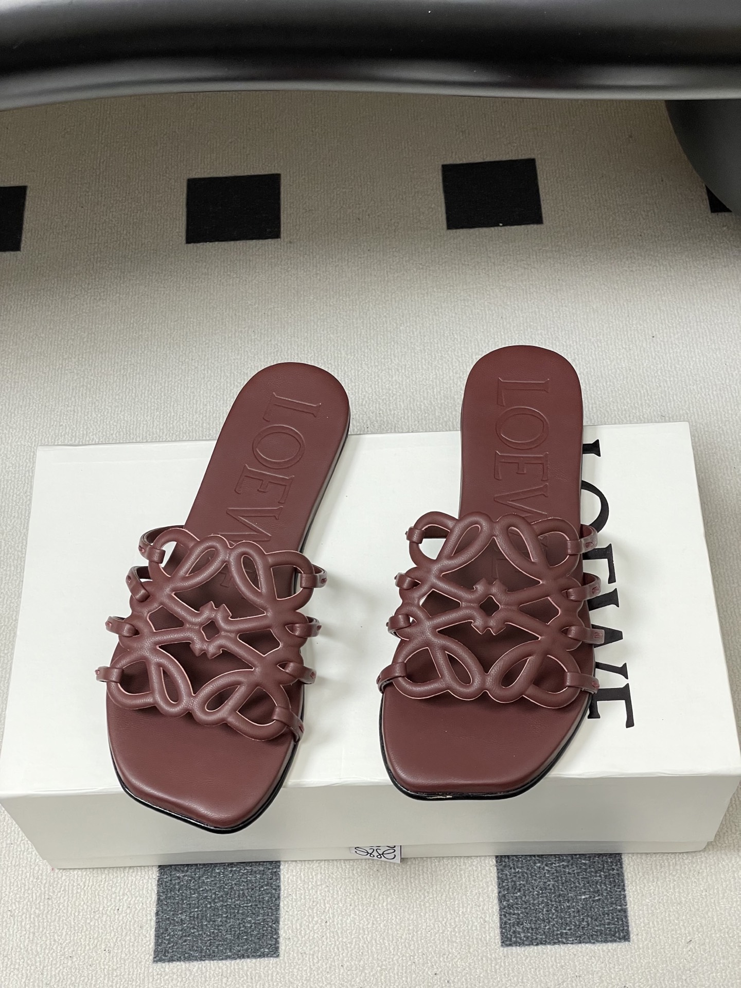 -LOEWE 罗意威 26ss 春夏新款 个性镂空拖鞋 平底凉拖鞋疯狂种草简约设计感觉更干净优雅让你念念