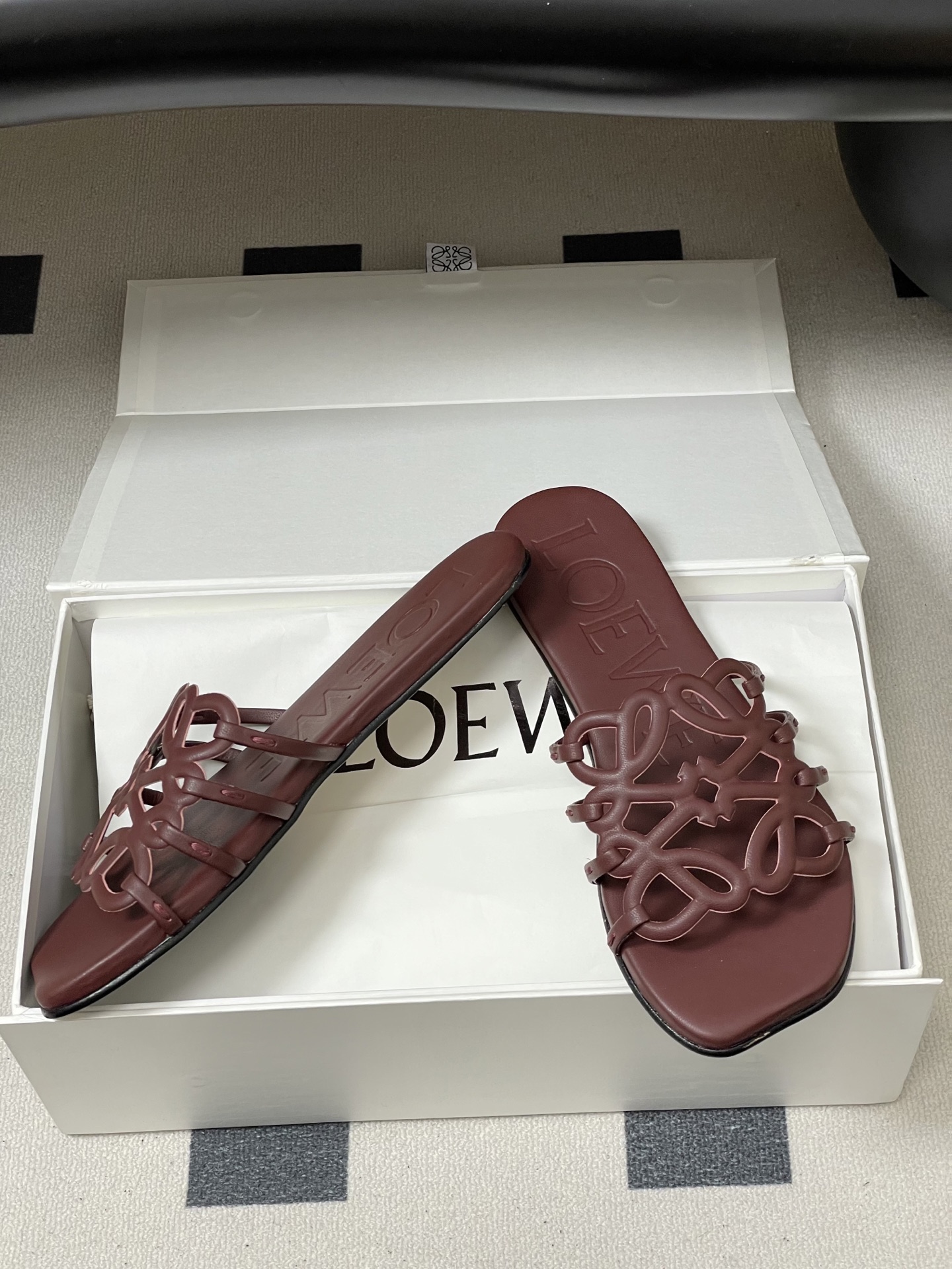 -LOEWE 罗意威 26ss 春夏新款 个性镂空拖鞋 平底凉拖鞋疯狂种草简约设计感觉更干净优雅让你念念