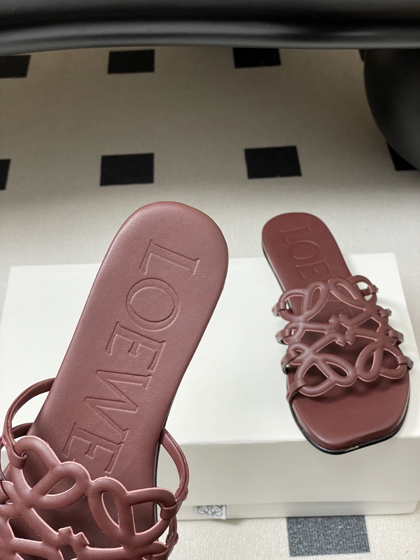 -LOEWE 罗意威 26ss 春夏新款 个性镂空拖鞋 平底凉拖鞋疯狂种草简约设计感觉更干净优雅让你念念