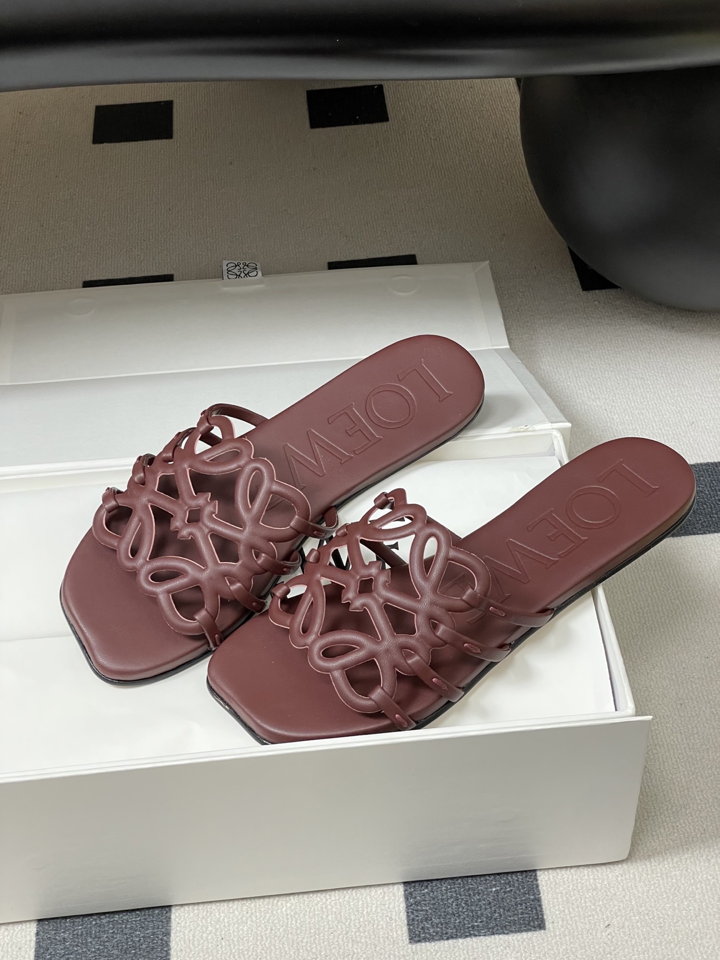 -LOEWE 罗意威 26ss 春夏新款 个性镂空拖鞋 平底凉拖鞋疯狂种草简约设计感觉更干净优雅让你念念