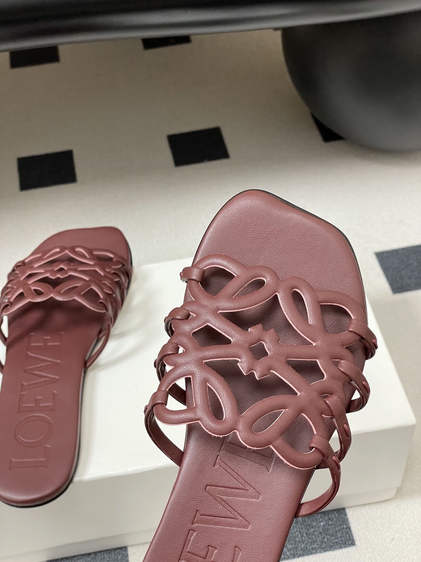 -LOEWE 罗意威 26ss 春夏新款 个性镂空拖鞋 平底凉拖鞋疯狂种草简约设计感觉更干净优雅让你念念