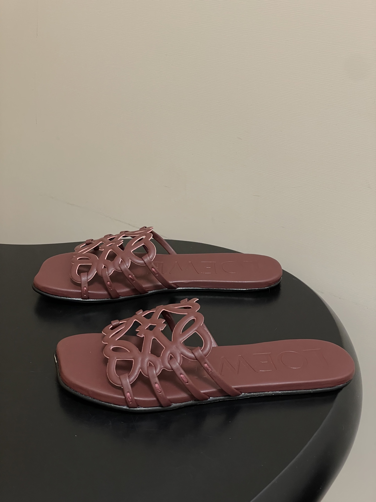 -LOEWE 罗意威 26ss 春夏新款 个性镂空拖鞋 平底凉拖鞋疯狂种草简约设计感觉更干净优雅让你念念