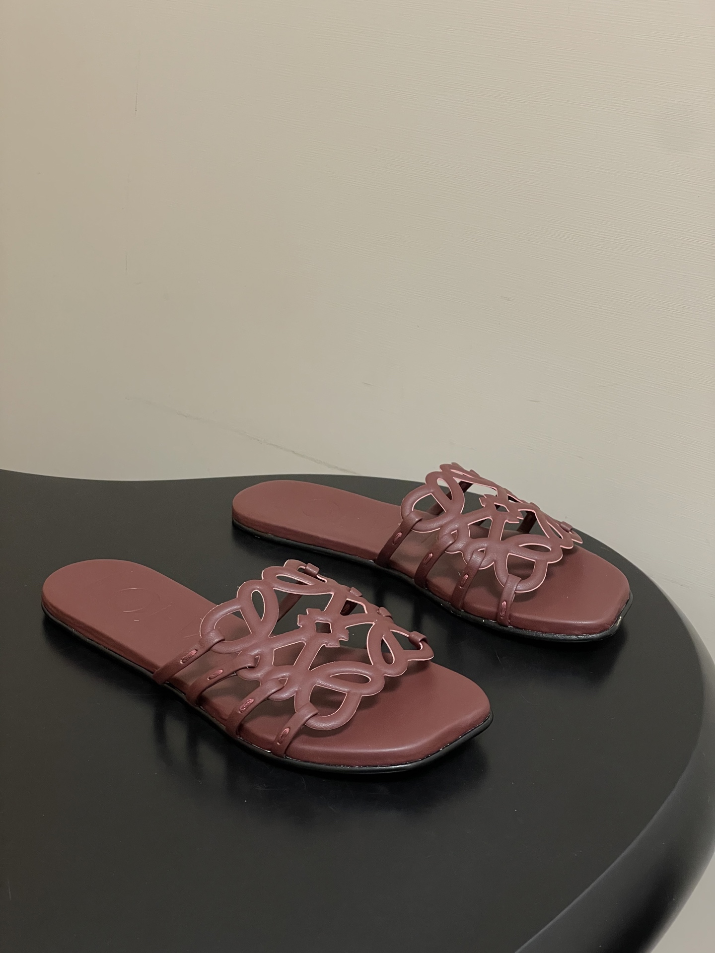 -LOEWE 罗意威 26ss 春夏新款 个性镂空拖鞋 平底凉拖鞋疯狂种草简约设计感觉更干净优雅让你念念