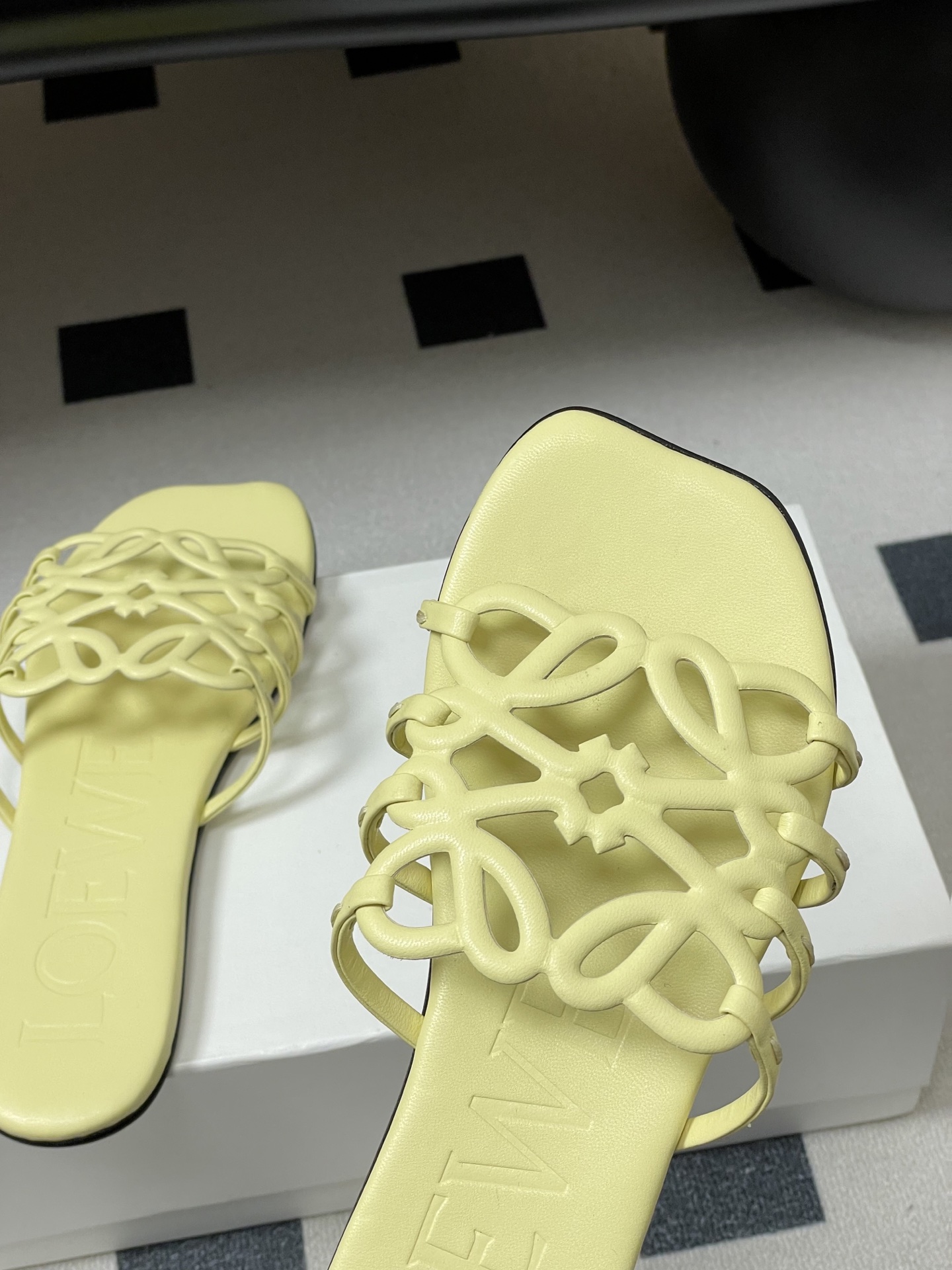 -LOEWE 罗意威 26ss 春夏新款 个性镂空拖鞋 平底凉拖鞋疯狂种草简约设计感觉更干净优雅让你念念