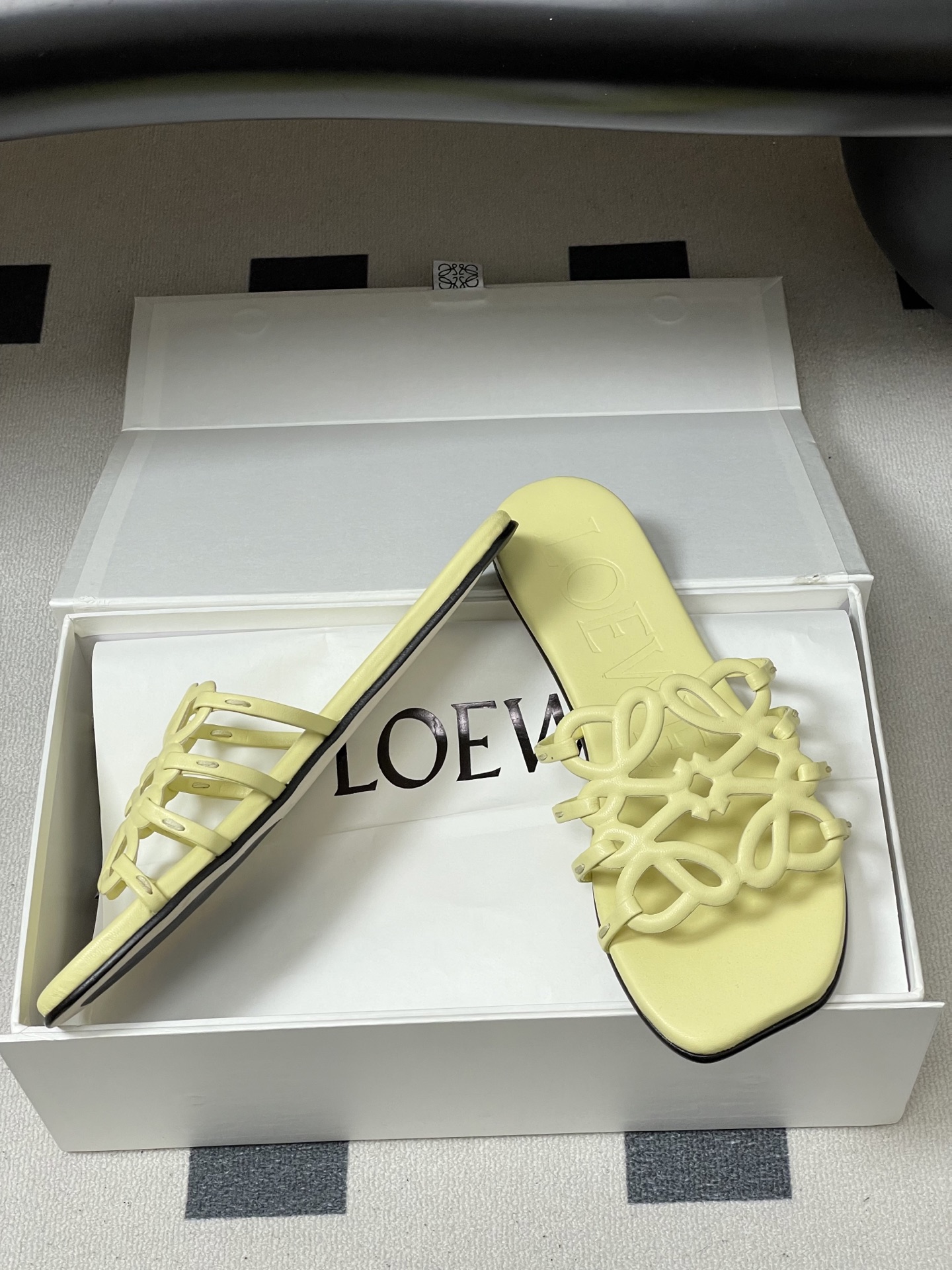 -LOEWE 罗意威 26ss 春夏新款 个性镂空拖鞋 平底凉拖鞋疯狂种草简约设计感觉更干净优雅让你念念