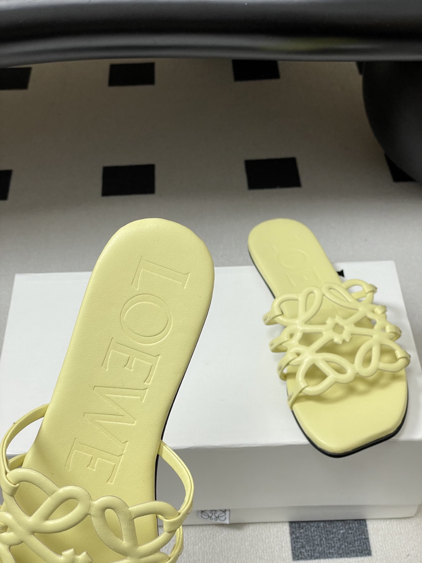 -LOEWE 罗意威 26ss 春夏新款 个性镂空拖鞋 平底凉拖鞋疯狂种草简约设计感觉更干净优雅让你念念