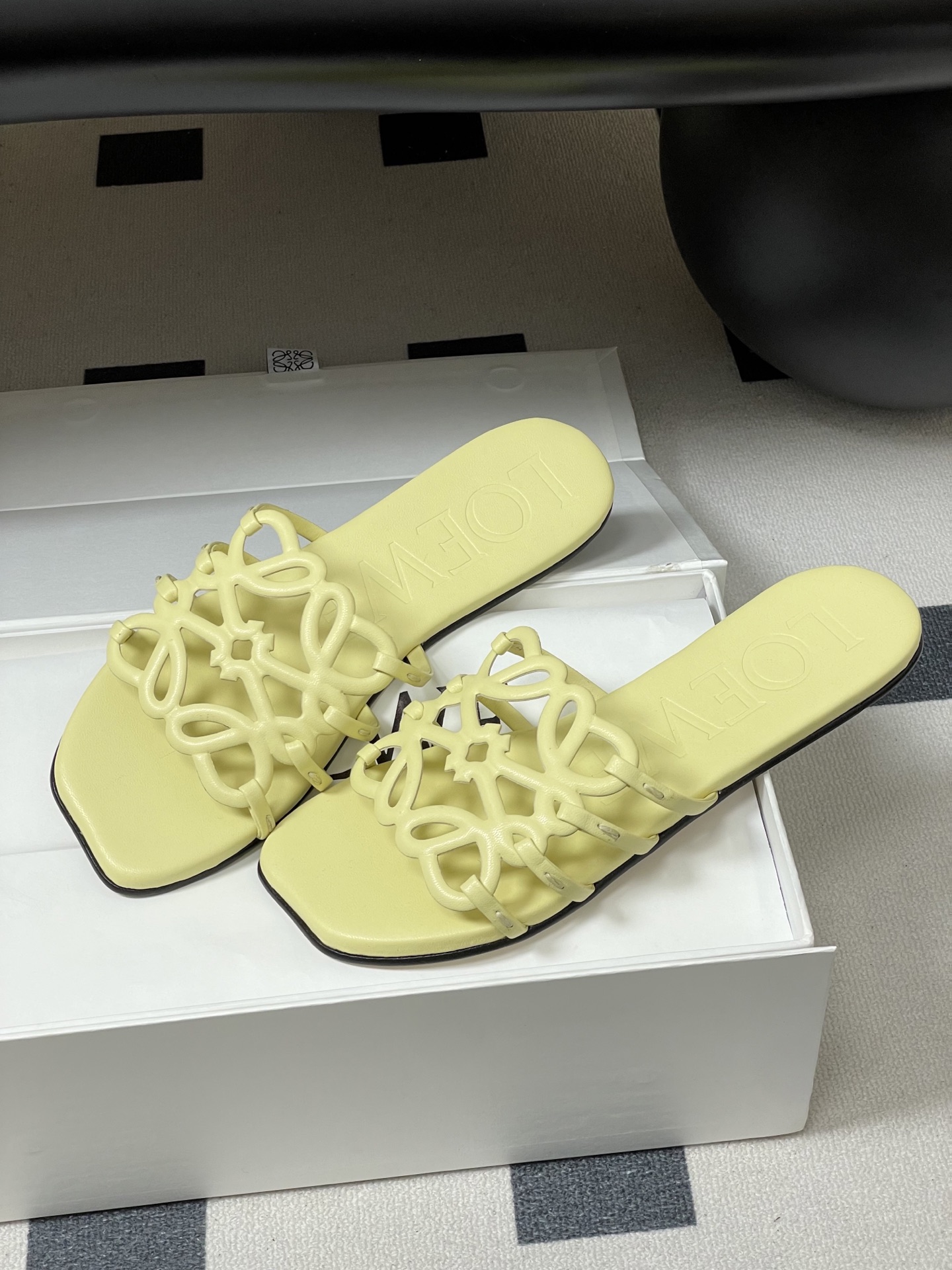 -LOEWE 罗意威 26ss 春夏新款 个性镂空拖鞋 平底凉拖鞋疯狂种草简约设计感觉更干净优雅让你念念