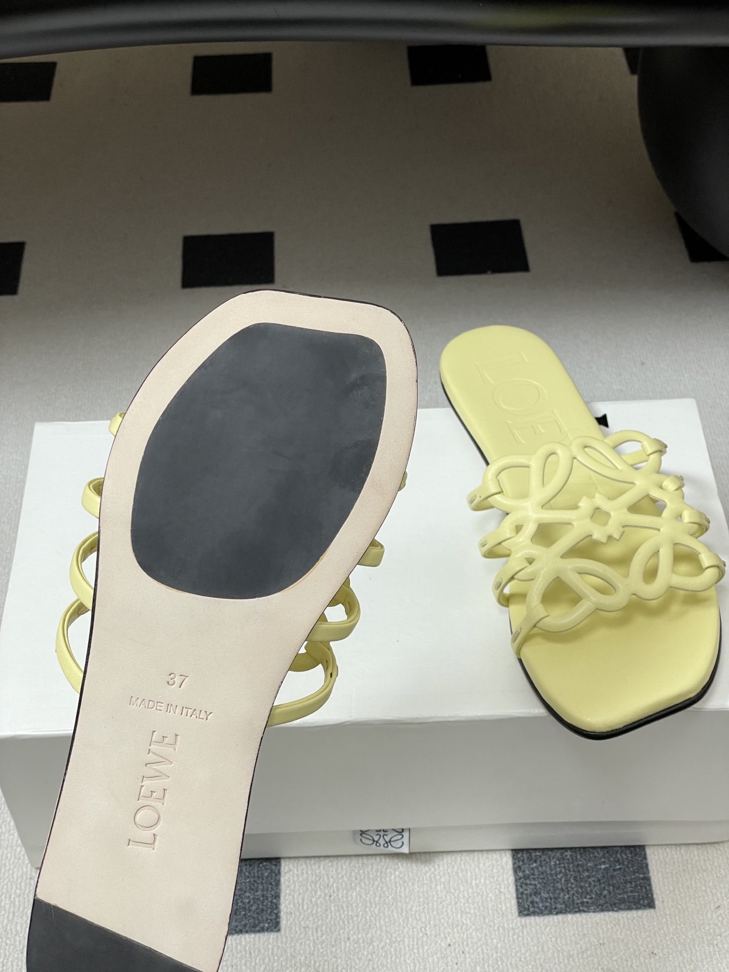 -LOEWE 罗意威 26ss 春夏新款 个性镂空拖鞋 平底凉拖鞋疯狂种草简约设计感觉更干净优雅让你念念