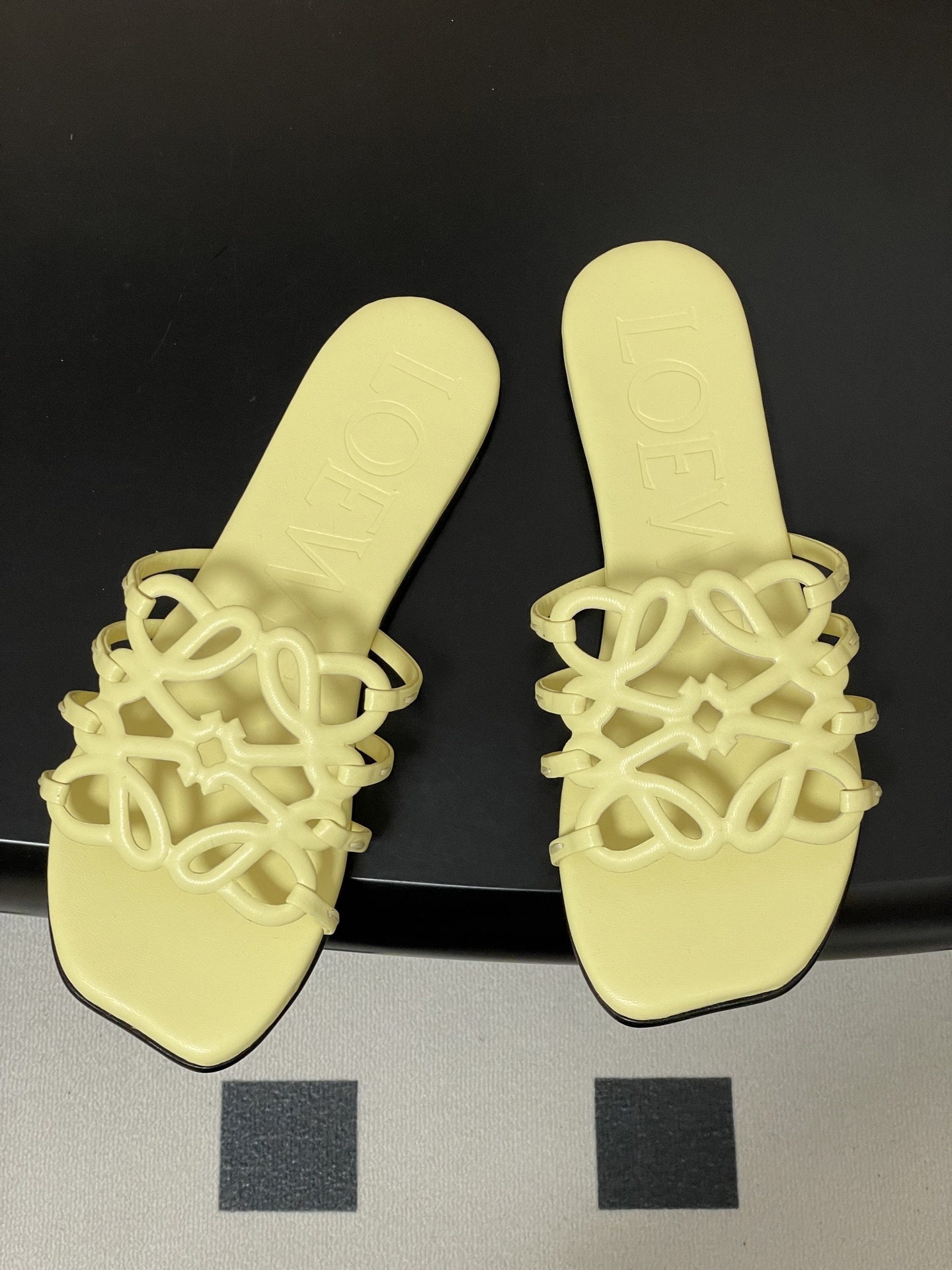 -LOEWE 罗意威 26ss 春夏新款 个性镂空拖鞋 平底凉拖鞋疯狂种草简约设计感觉更干净优雅让你念念