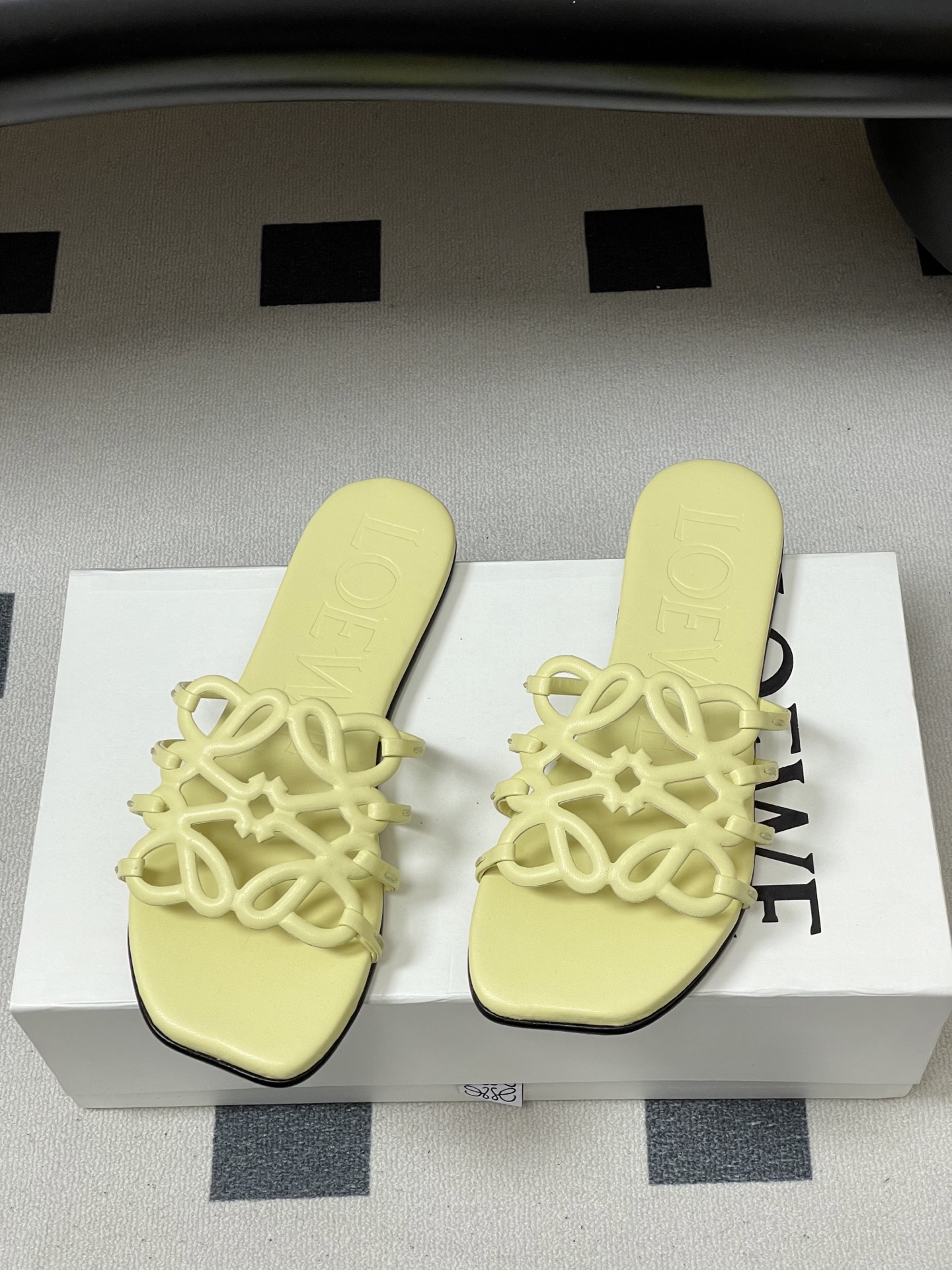 -LOEWE 罗意威 26ss 春夏新款 个性镂空拖鞋 平底凉拖鞋疯狂种草简约设计感觉更干净优雅让你念念