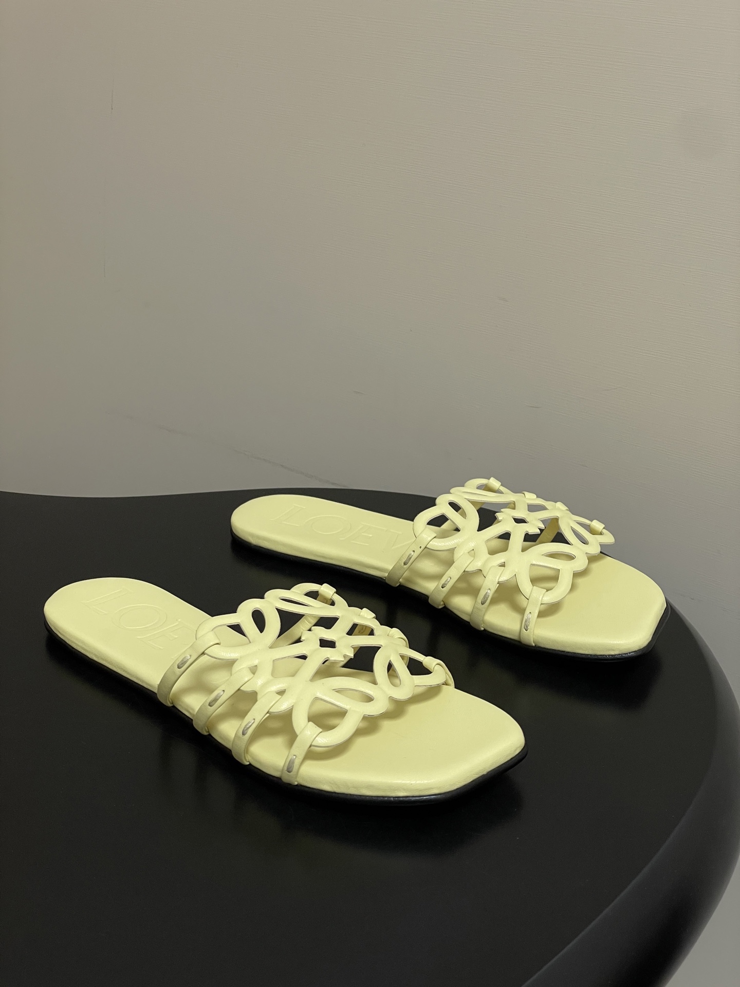 -LOEWE 罗意威 26ss 春夏新款 个性镂空拖鞋 平底凉拖鞋疯狂种草简约设计感觉更干净优雅让你念念